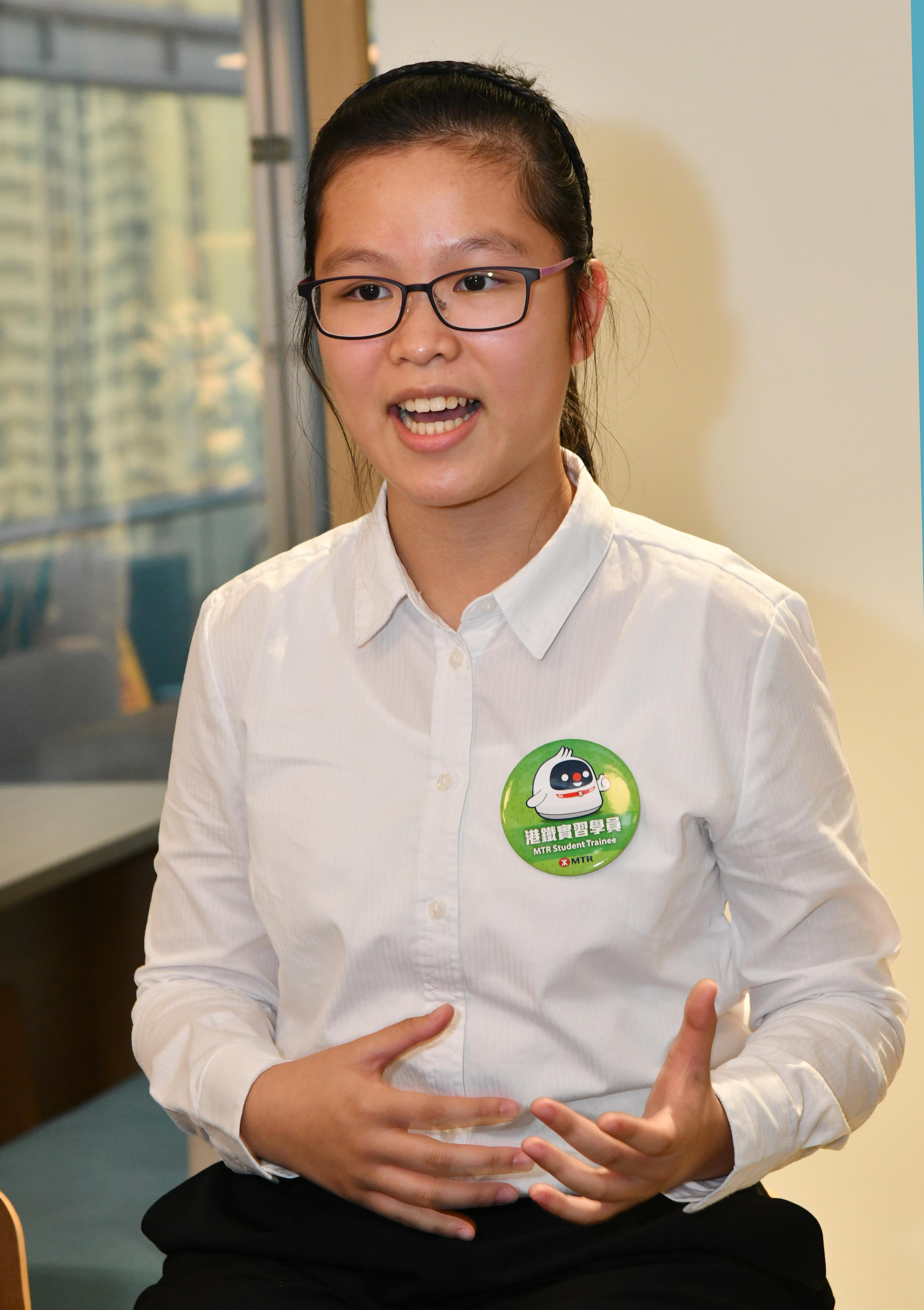 劉芷穎個性健談,經過客服崗位後更認定喜歡對人工作(港鐵提供圖片)