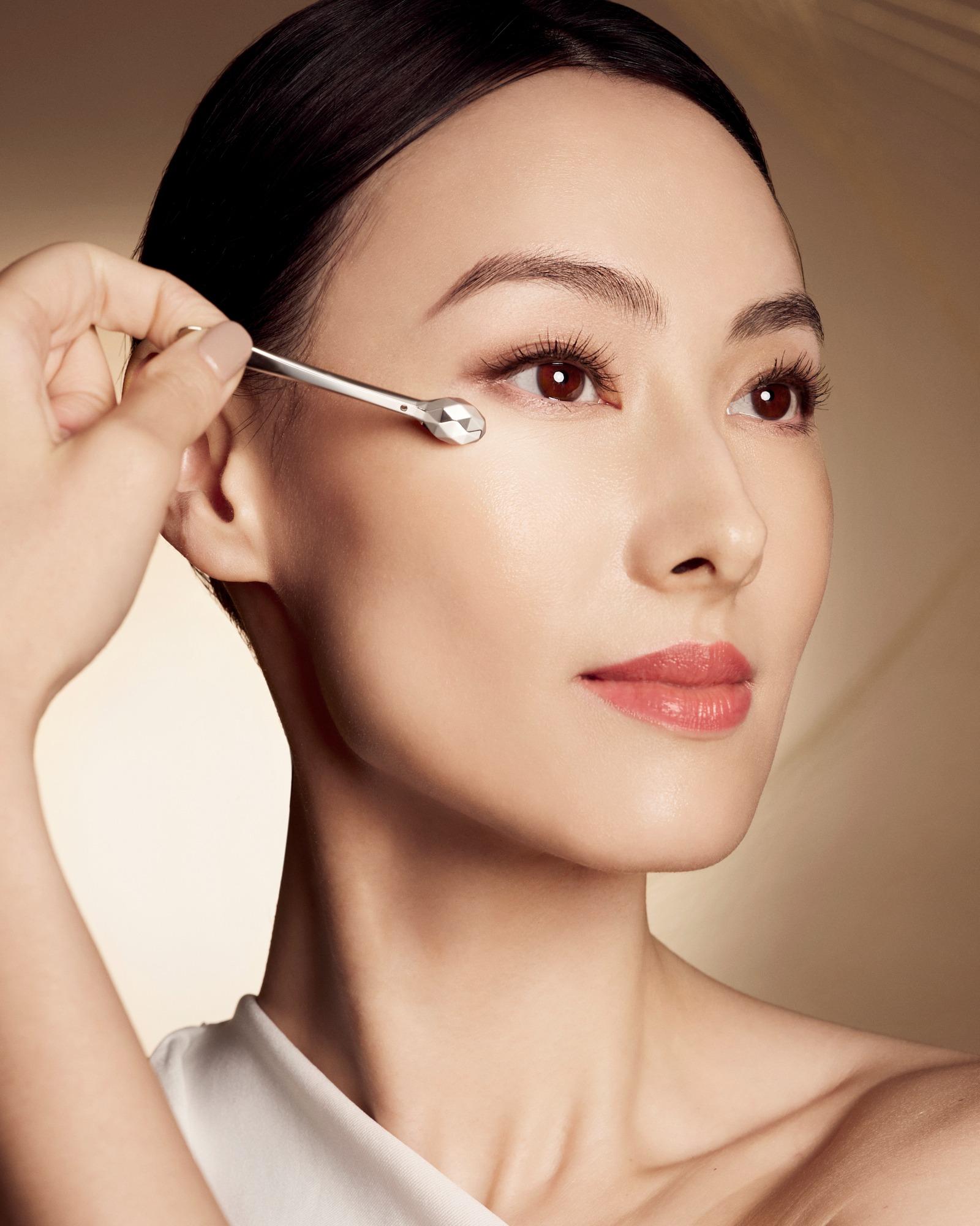 Isabella分享護眼心得,大讚多角度寶石切割面的鉑金眼部按摩棒,能更緊貼眼周肌膚。