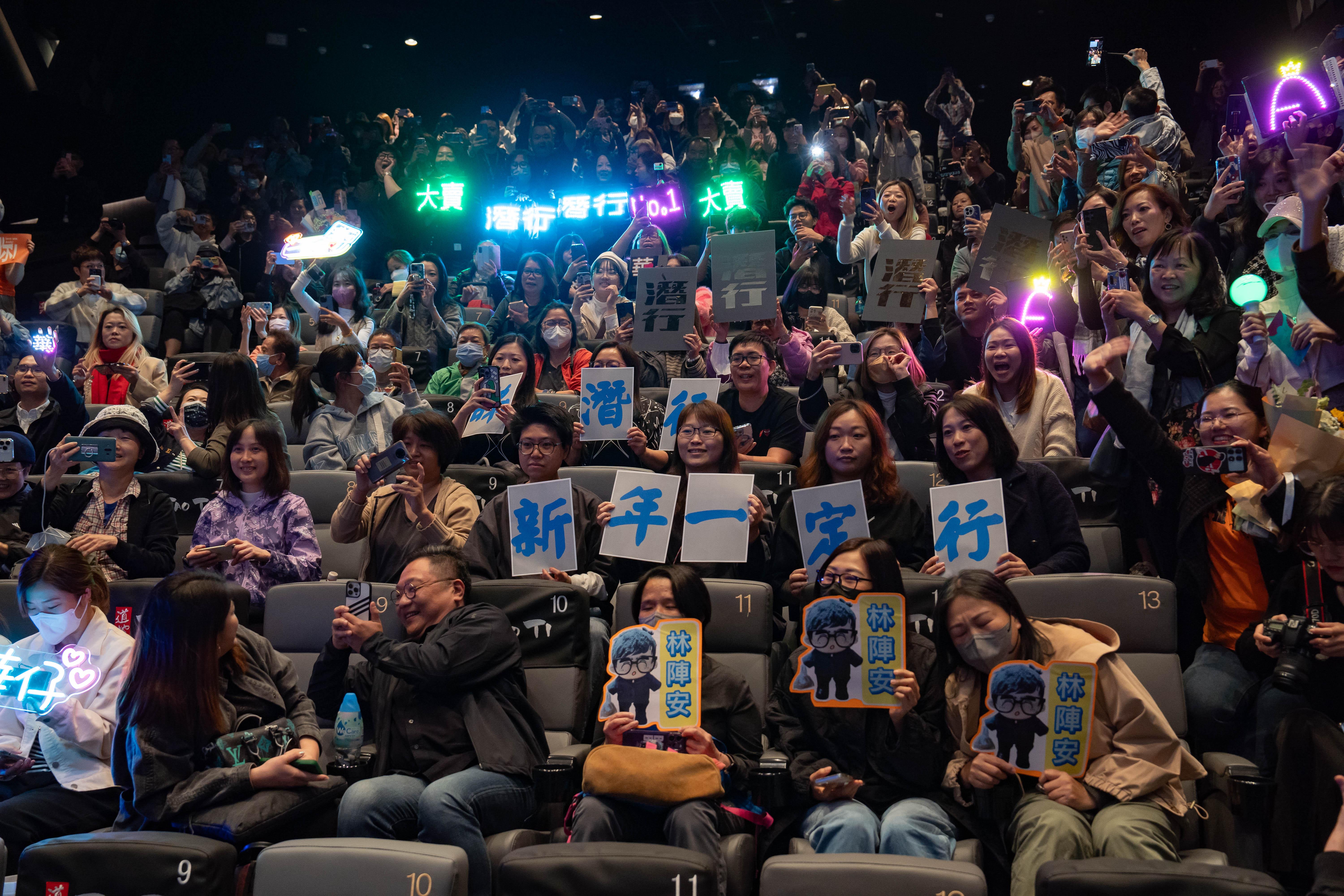 為劉德華造勢,粉絲高舉自備的燈牌支持。