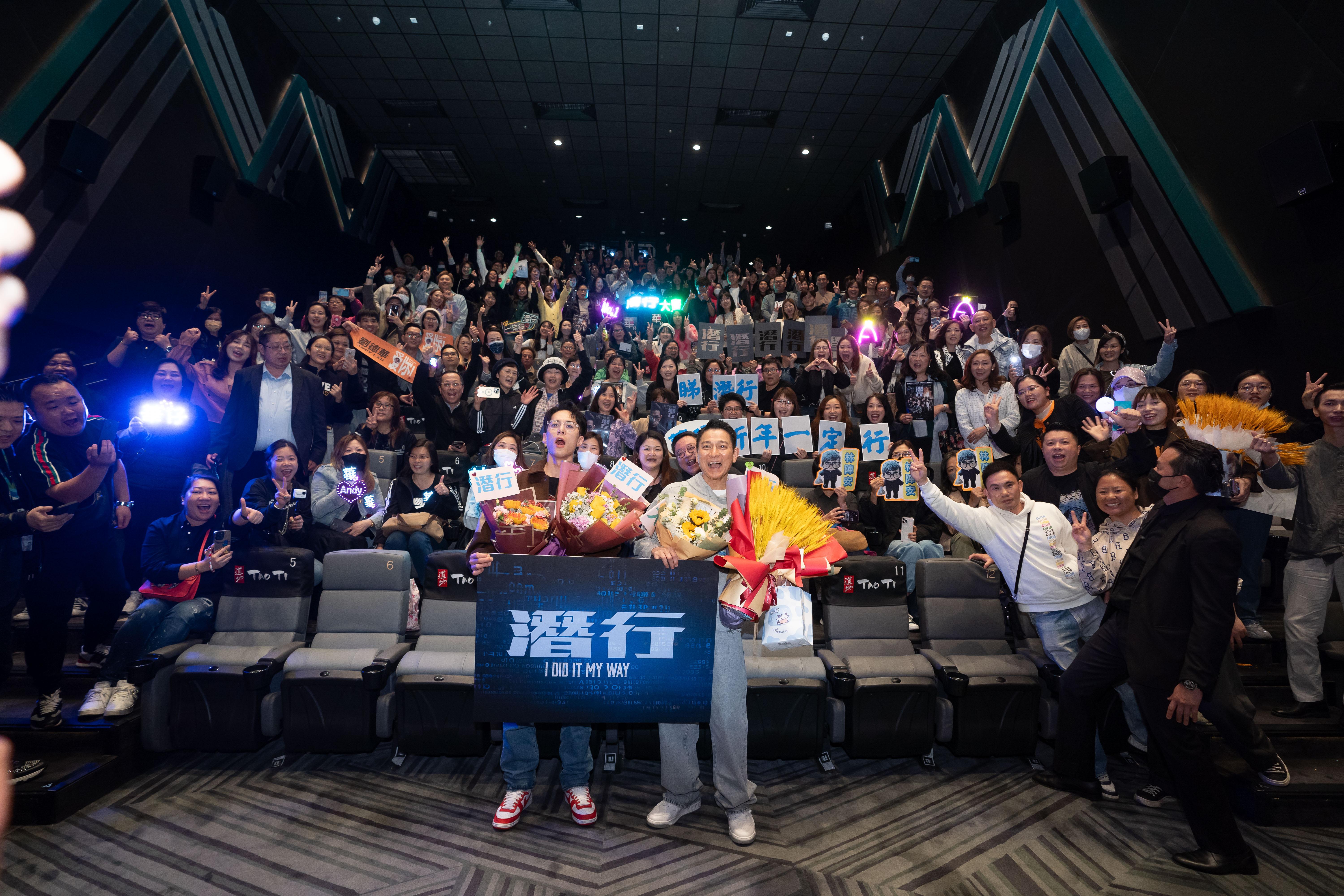 為劉德華造勢,粉絲高舉自備的燈牌支持。