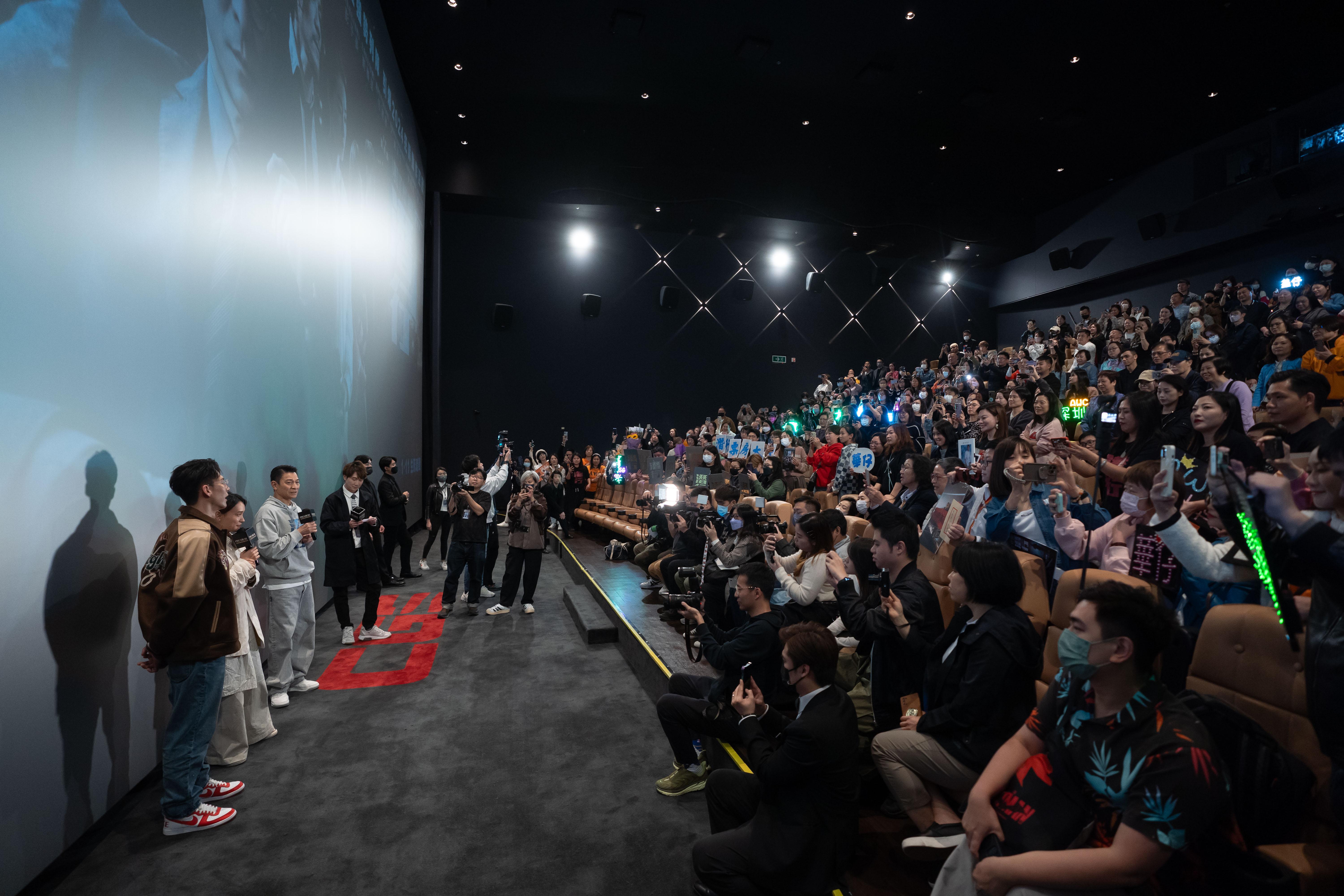 除了香港觀眾之外,更有不少來自外地的fans專程來港入場打氣。