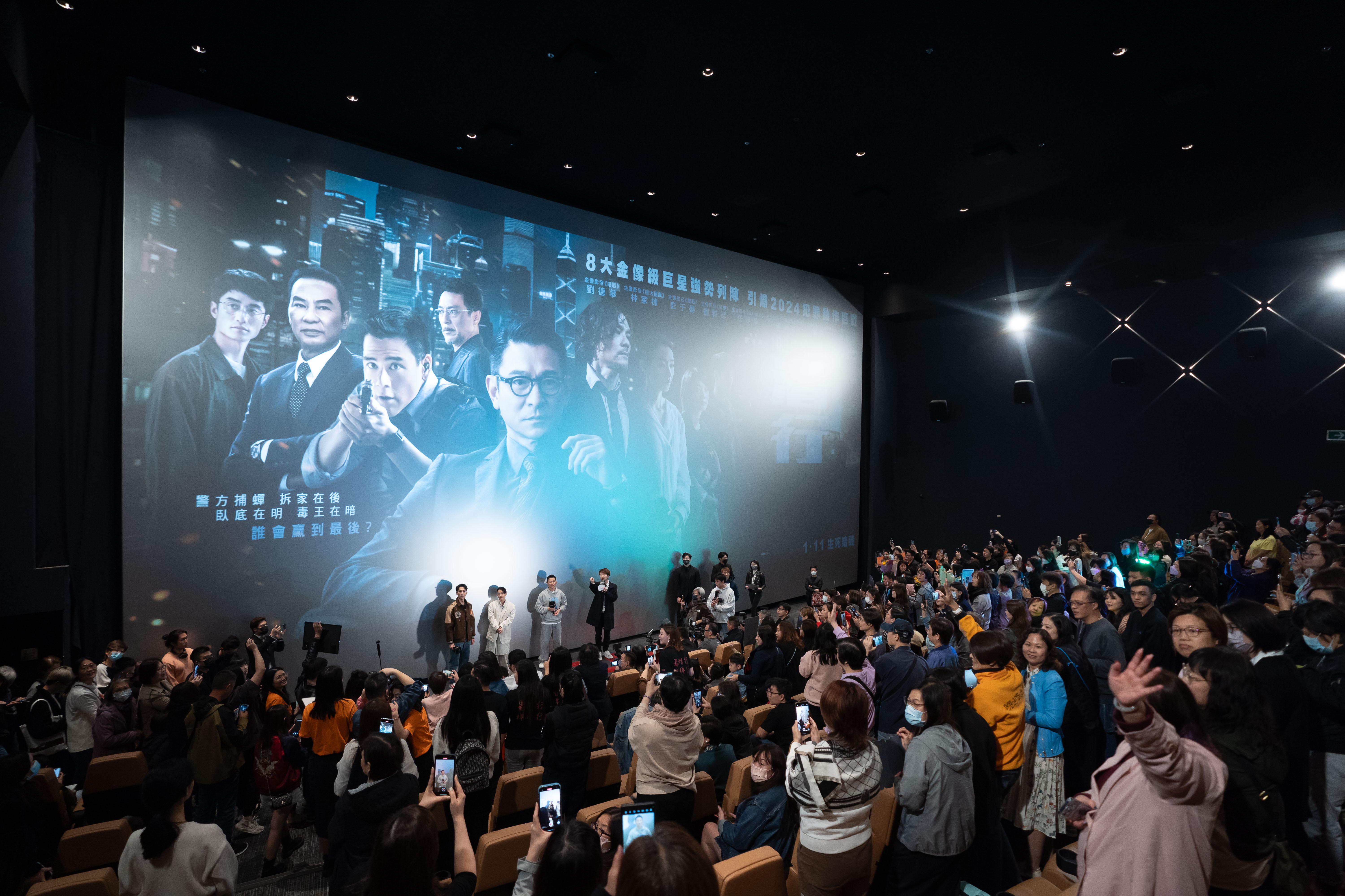 除了香港觀眾之外,更有不少來自外地的fans專程來港入場打氣。