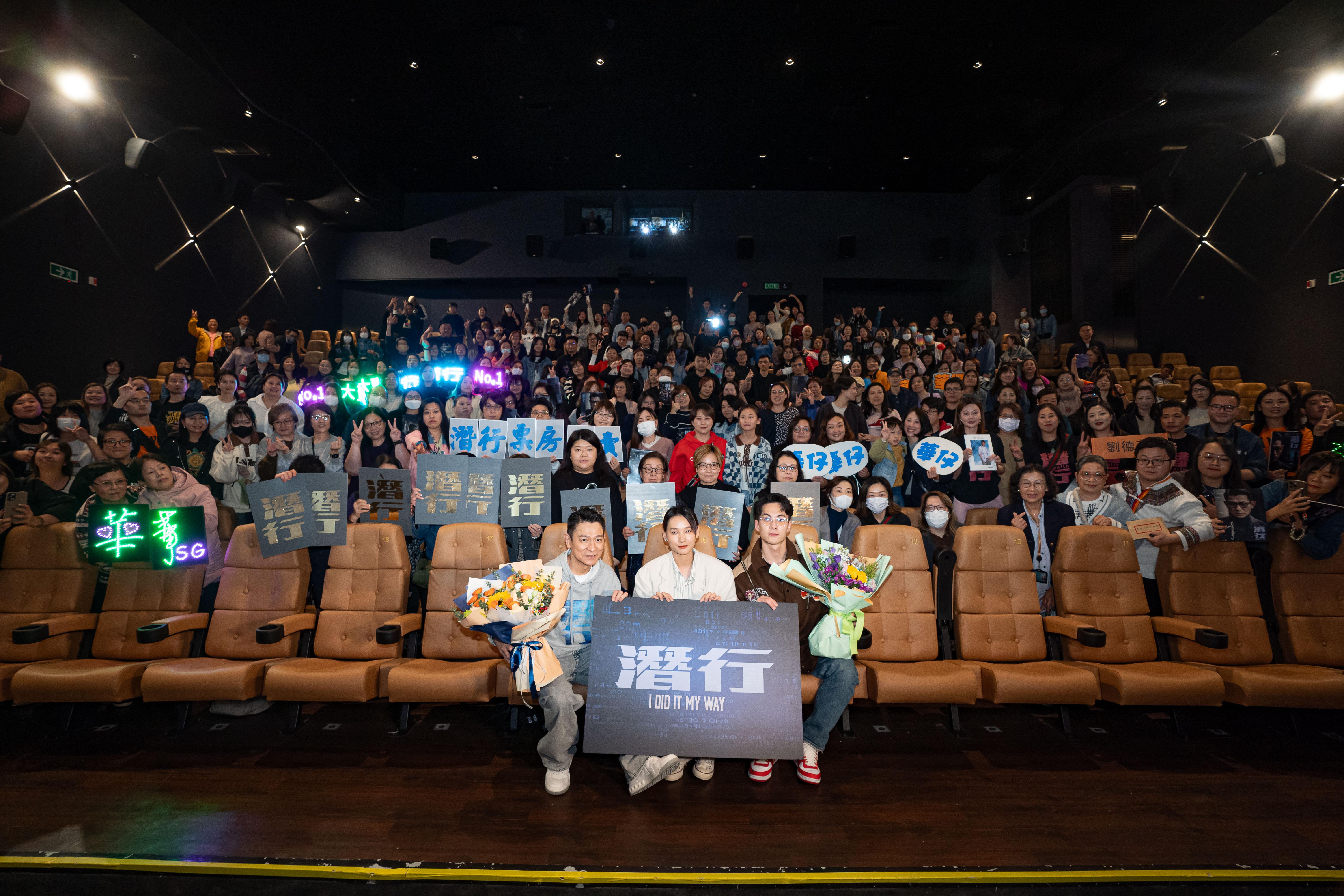 除了香港觀眾之外,更有不少來自外地的fans專程來港入場打氣。