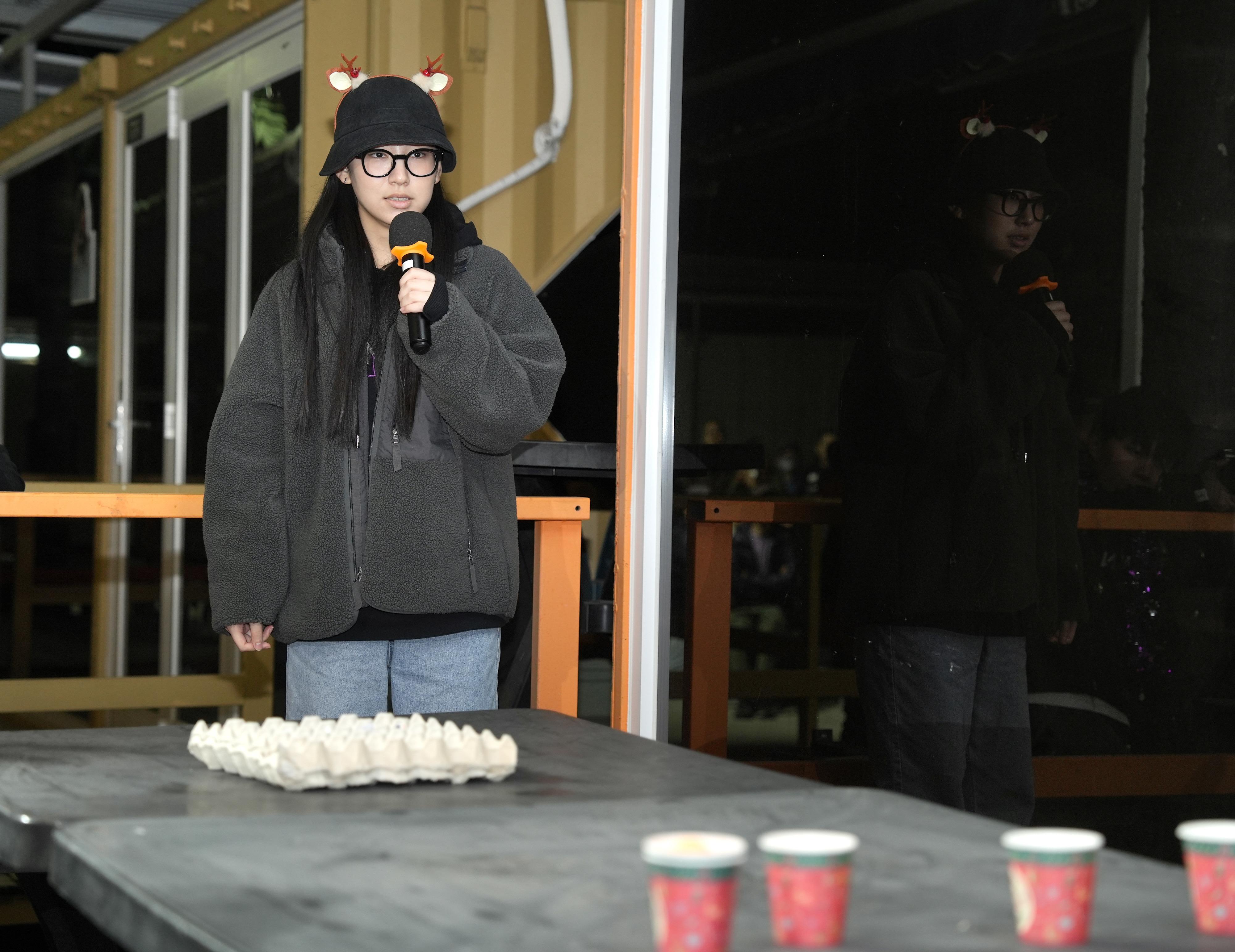 炎明熹與500粉絲BBQ和玩遊戲。