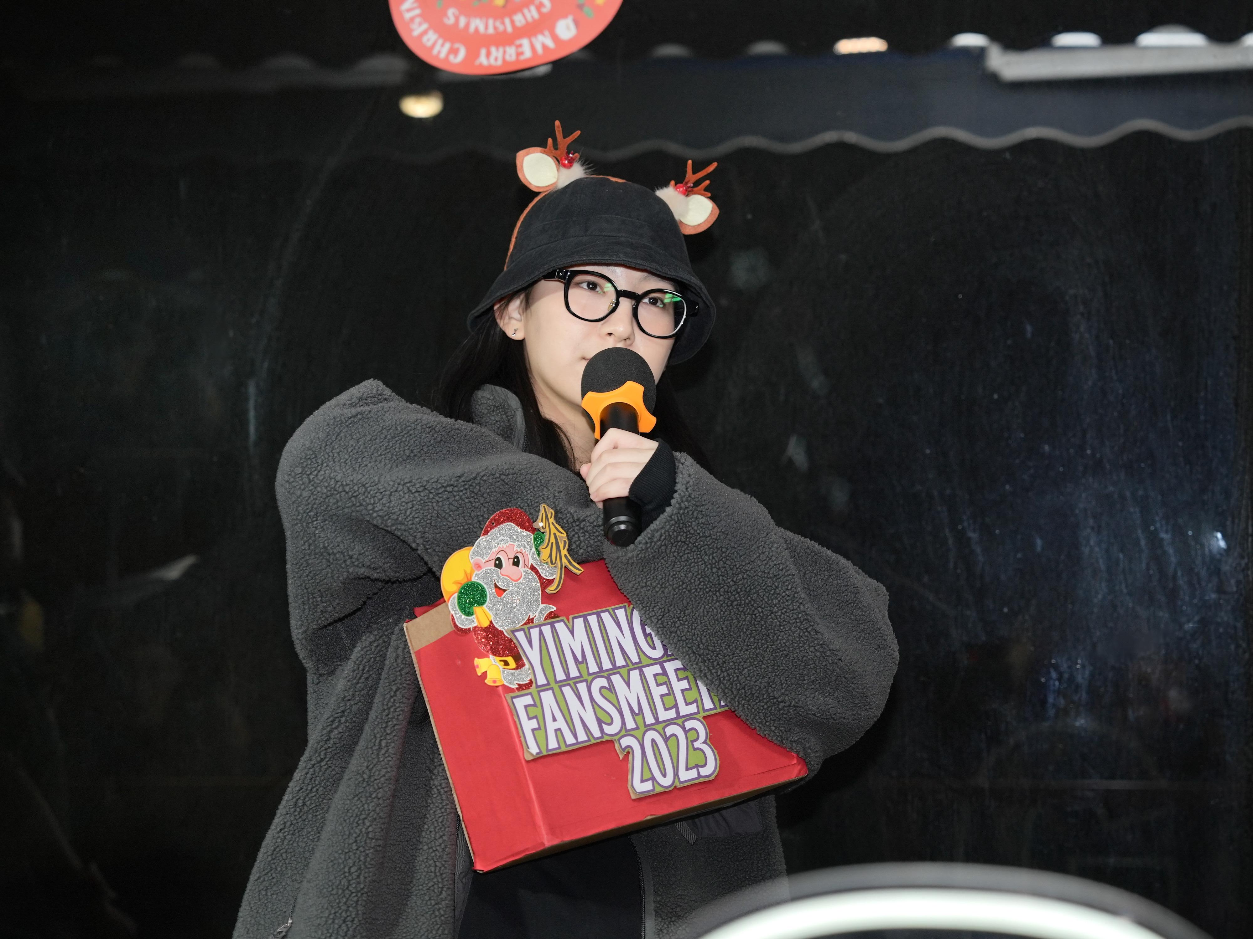 炎明熹與500粉絲BBQ和玩遊戲。