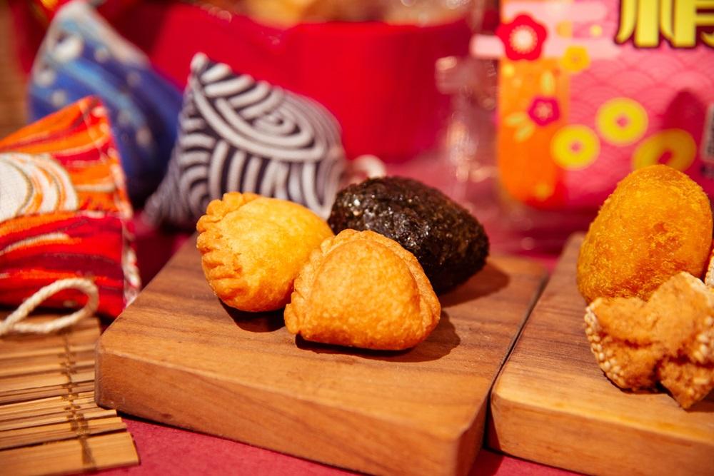 六款皇牌多重滋味角仔,包括新口味黑松露、避風塘肉鬆、鮑汁花生、經典花生、金黃肉鬆、金沙鹹蛋肉鬆。