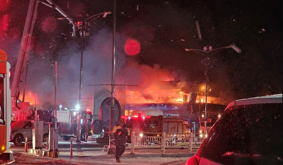 南韓忠清南道舒川郡一個水產市場發生大火,市場內292間店舖有227間被燒毀,由於火警發生時市場已關閉,未有造成傷亡。(網上圖片)