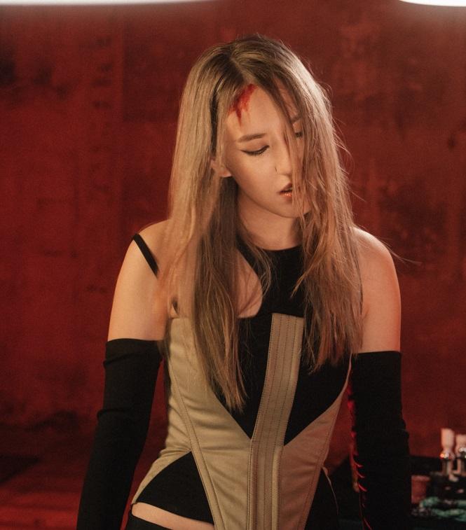 JUDE為新歌MV大膽挑戰被玻璃爆頭,血流滿面。