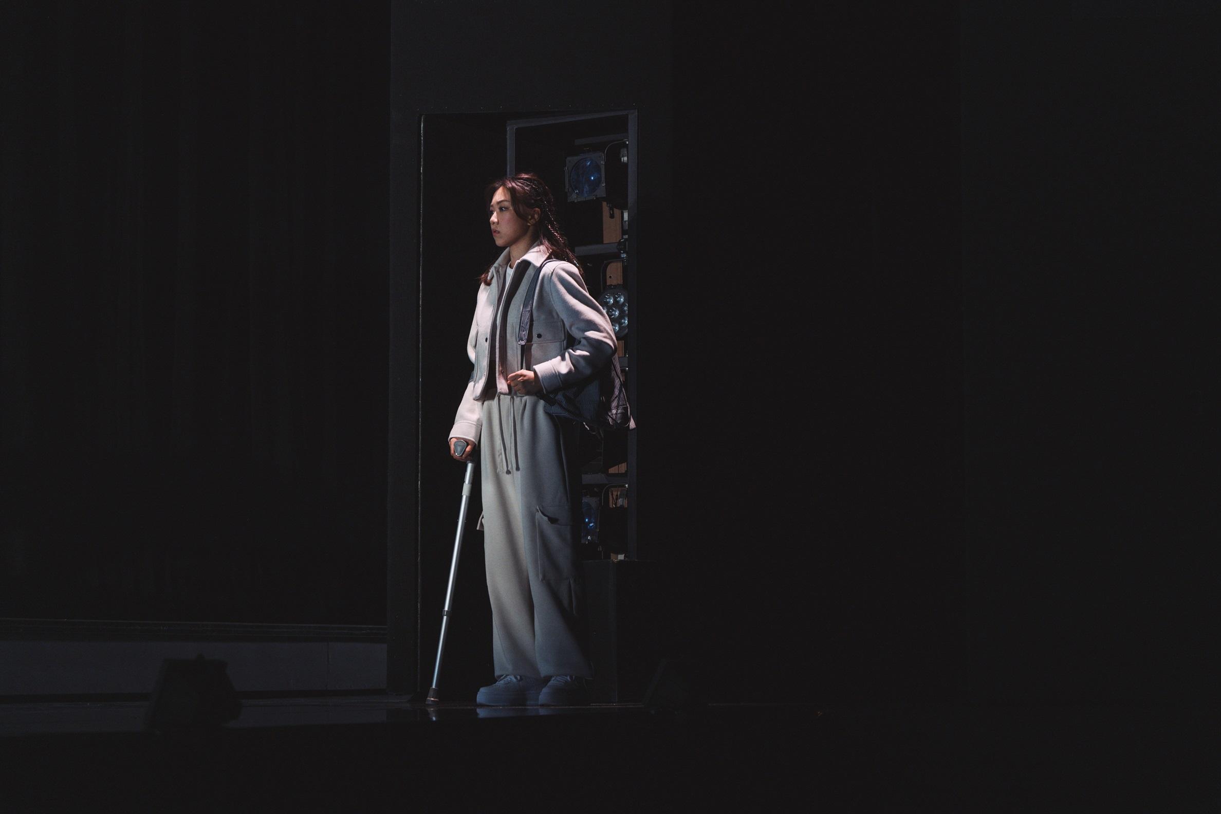 顏卓靈早前彩排時弄傷十字韌帶,全程撐著拐杖來演出舞台劇 《百分百感覺2024》。