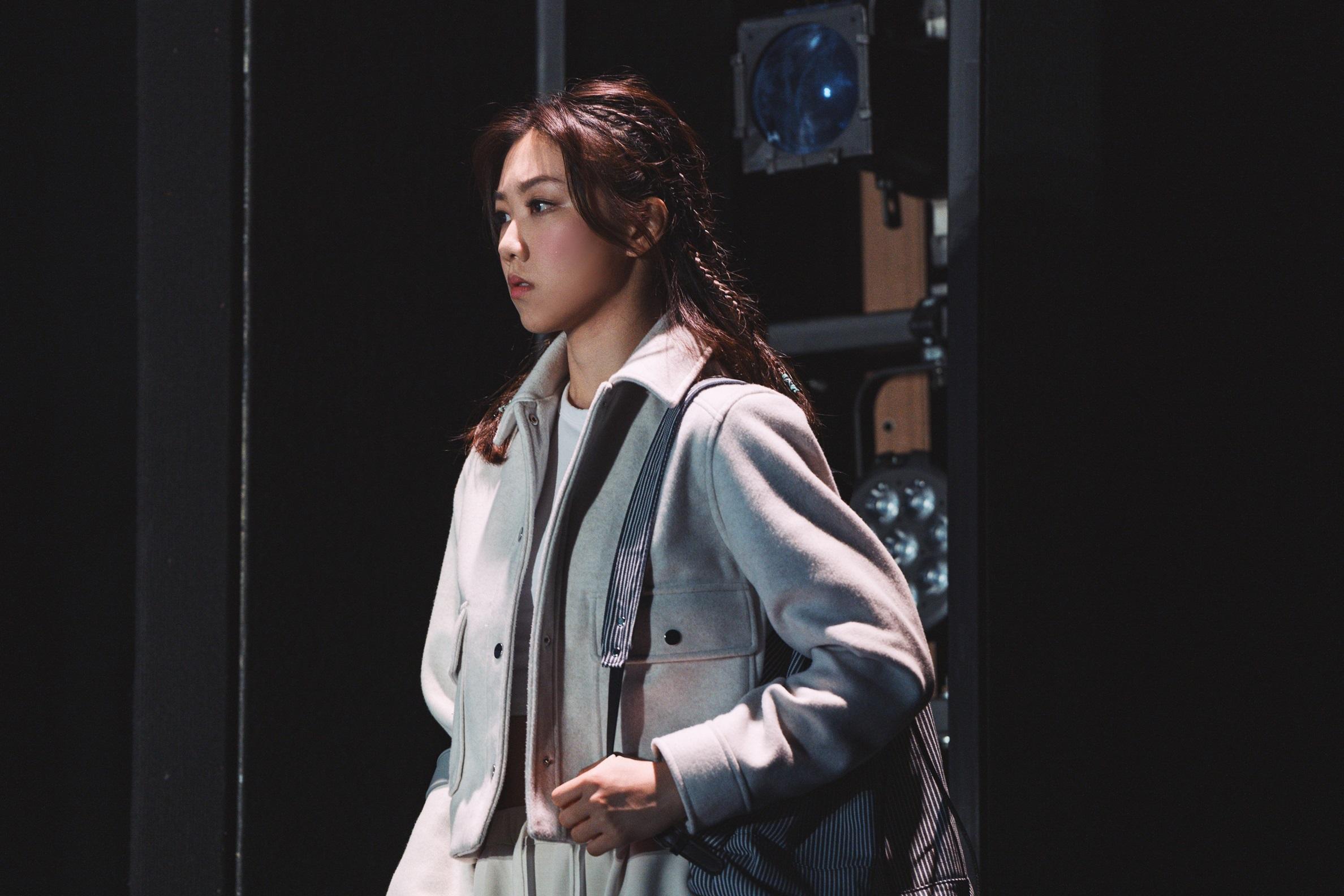 顏卓靈早前彩排時弄傷十字韌帶,全程撐著拐杖來演出舞台劇 《百分百感覺2024》。