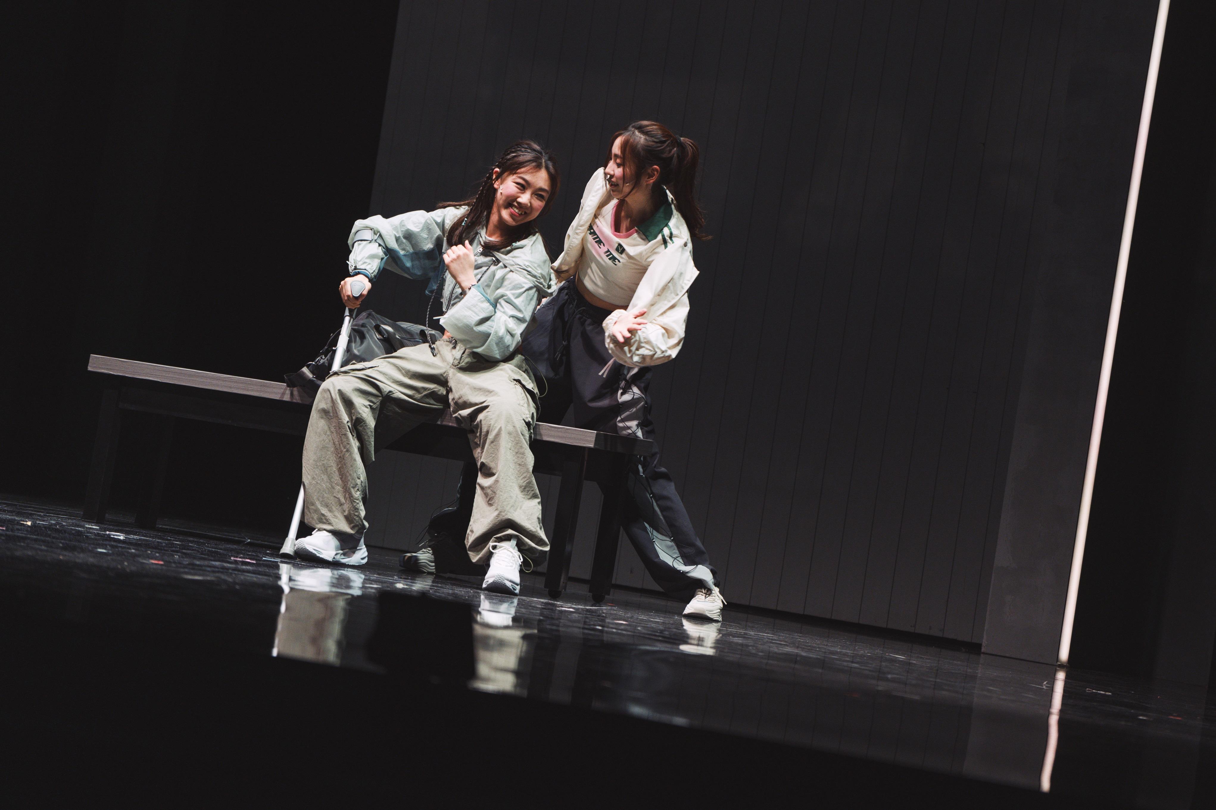 顏卓靈早前彩排時弄傷十字韌帶,全程撐著拐杖來演出舞台劇 《百分百感覺2024》。