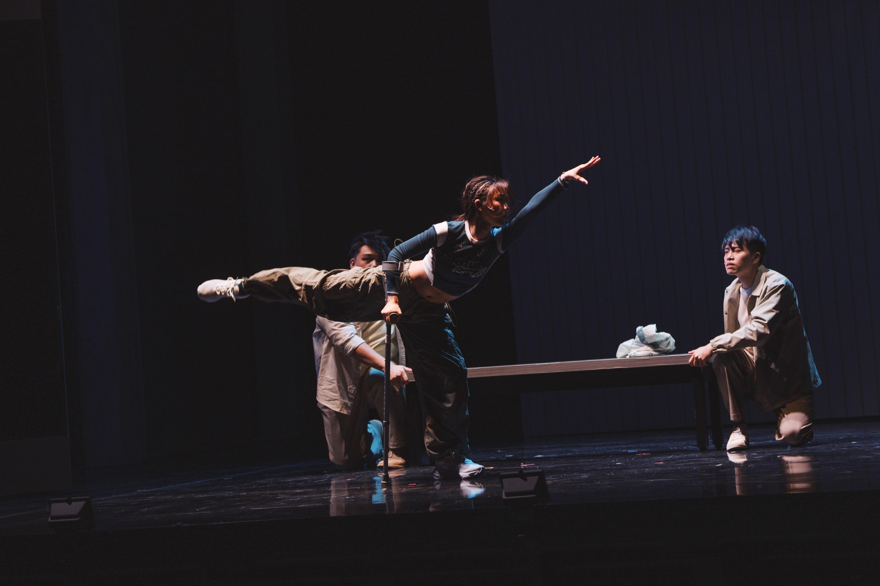 顏卓靈早前彩排時弄傷十字韌帶,全程撐著拐杖來演出舞台劇 《百分百感覺2024》。