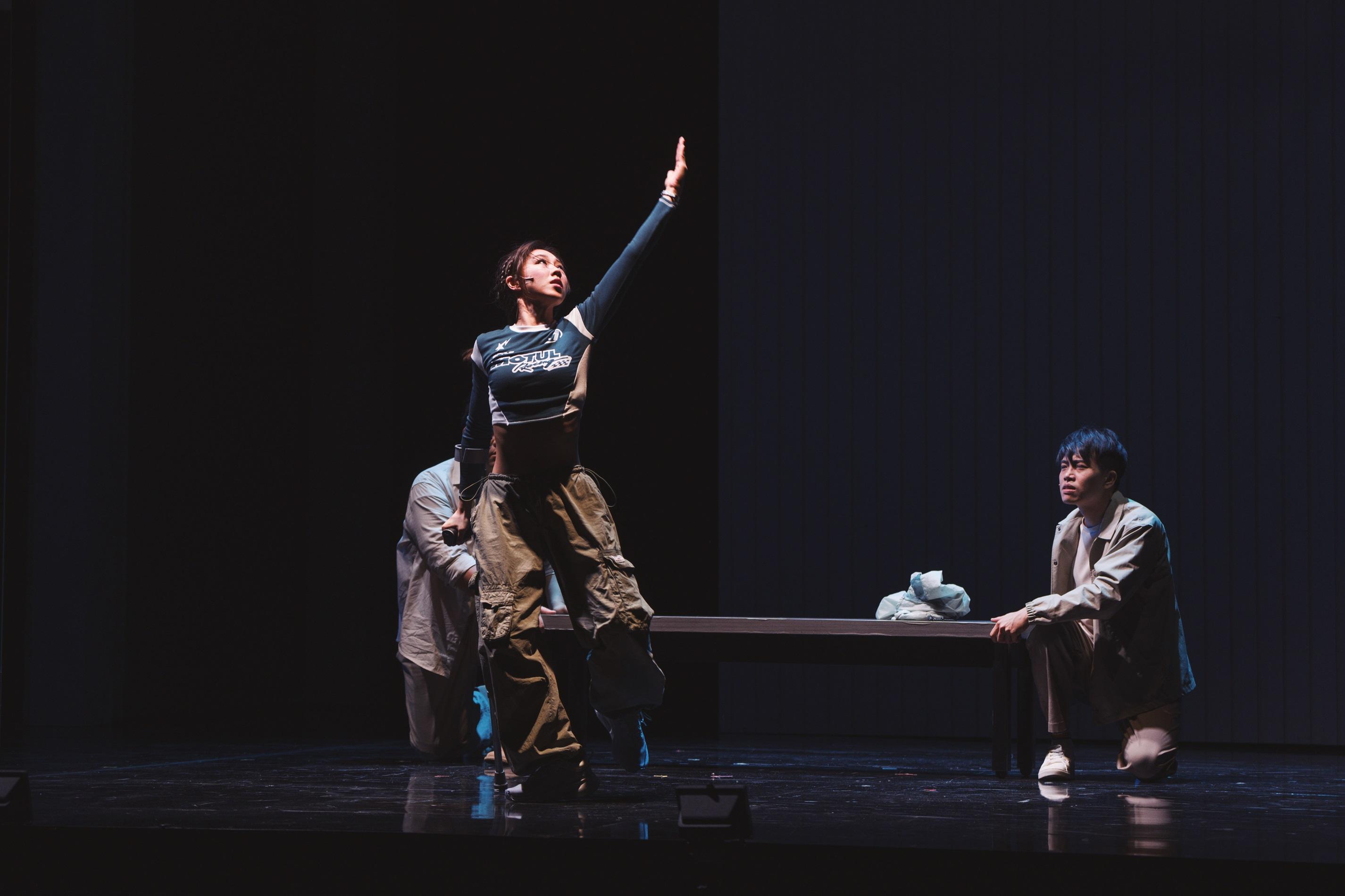 顏卓靈早前彩排時弄傷十字韌帶,全程撐著拐杖來演出舞台劇 《百分百感覺2024》。