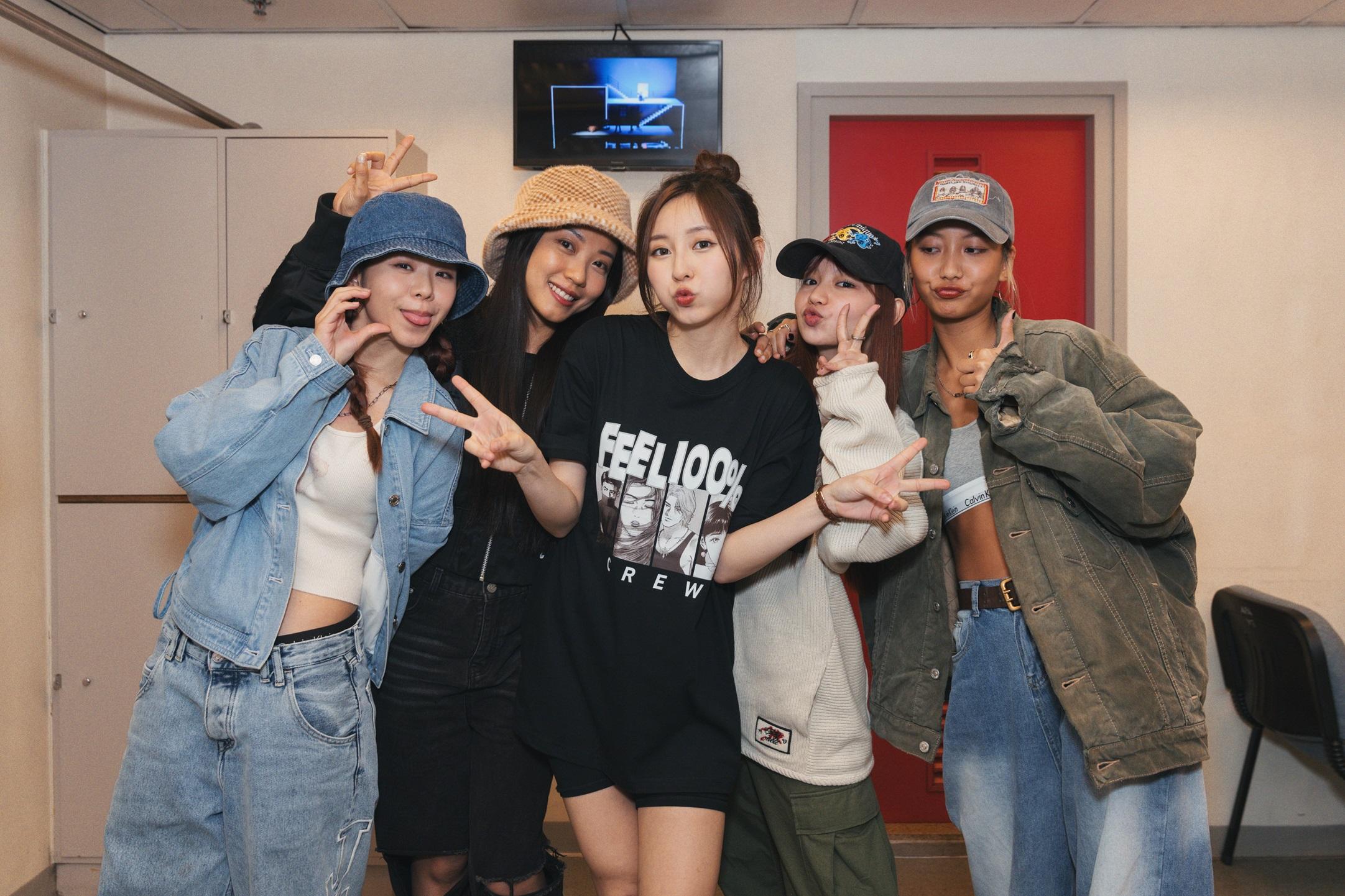 Ivy So首次參演舞台劇 《百分百感覺2024》,COLLAR隊友Gao、芯駖、Day和Marf入場支持。