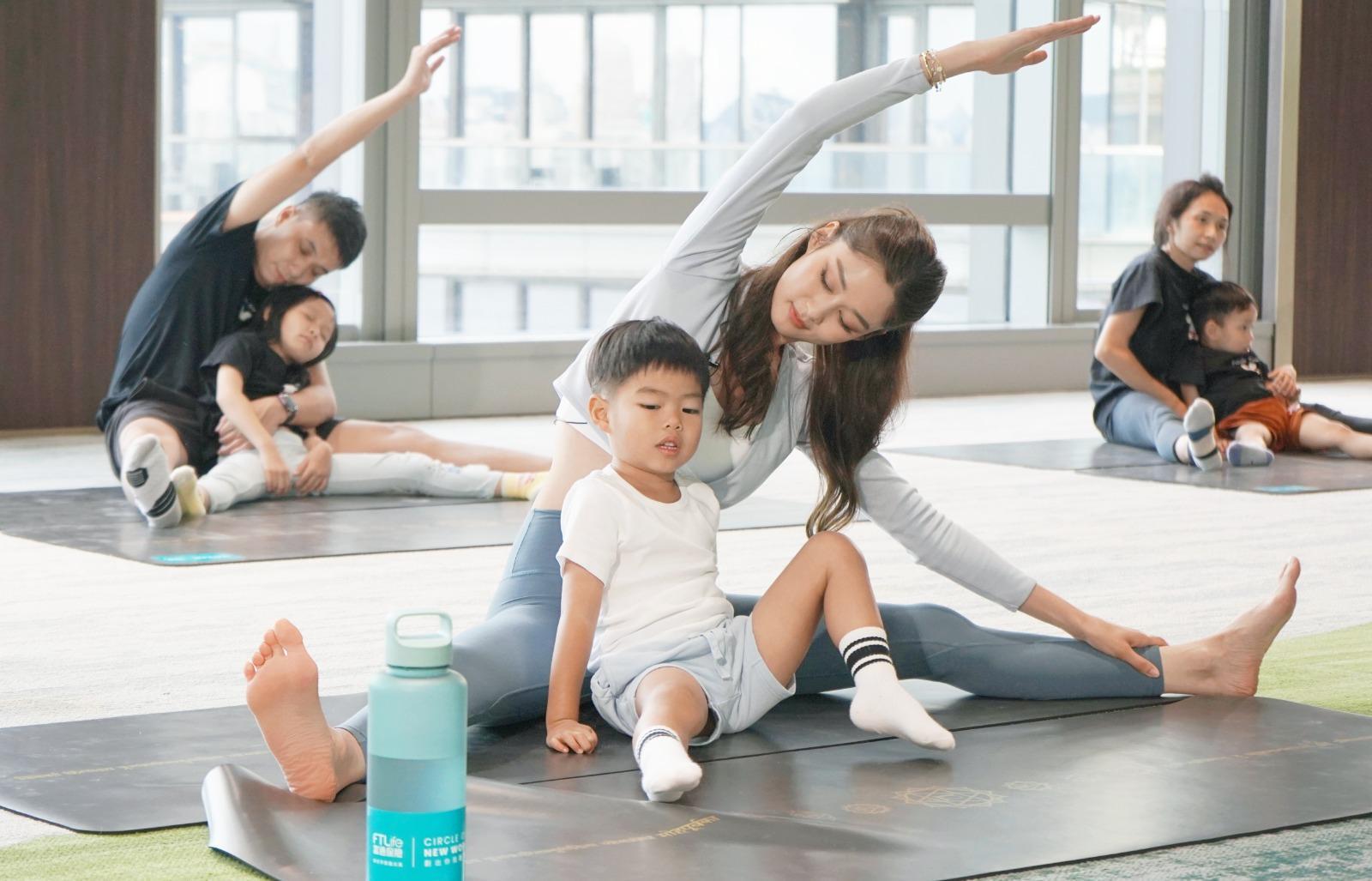 岑麗香去年暑假與兒子參與親子瑜伽。