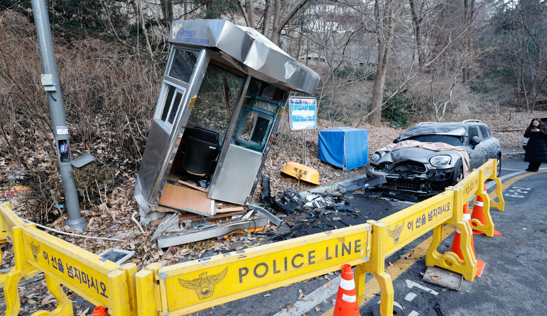 南韓首爾的俄羅斯駐韓大使官邸更亭,周日(28日)遭一輛汽車撞擊,導致進入官邸前的一處更亭嚴重損毀,一名當時在更亭值勤的警員受重傷。警方拘捕駕車的男子,據報並未涉及酒駕或毒駕,他自稱事發時「一瞬間打了瞌睡」。