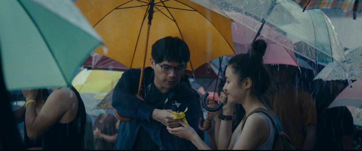 柯煒林與阿妹在雨中撐傘的情景熟口熟面。