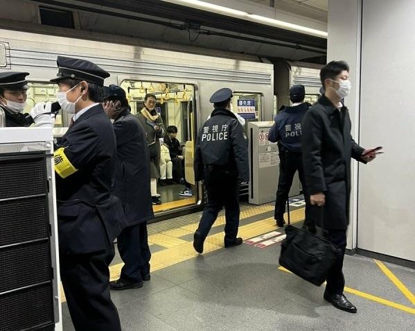 東急東橫線據報有人揮刀而暫時停駛。(X)