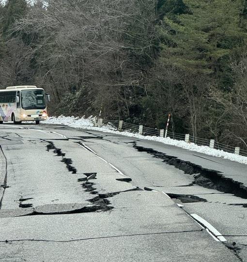 通往能登機場道路被破壞。(X)
