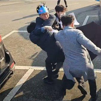 疑兇當場被捕,並起出一把長約20厘米的利刀,目前警方正調查其動機。