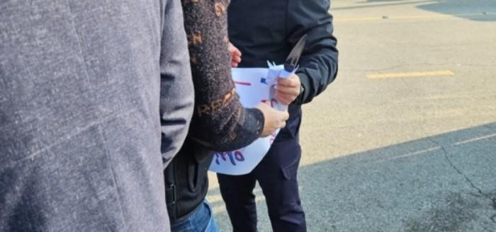 疑兇當場被捕,並起出一把長約20厘米的利刀,目前警方正調查其動機。