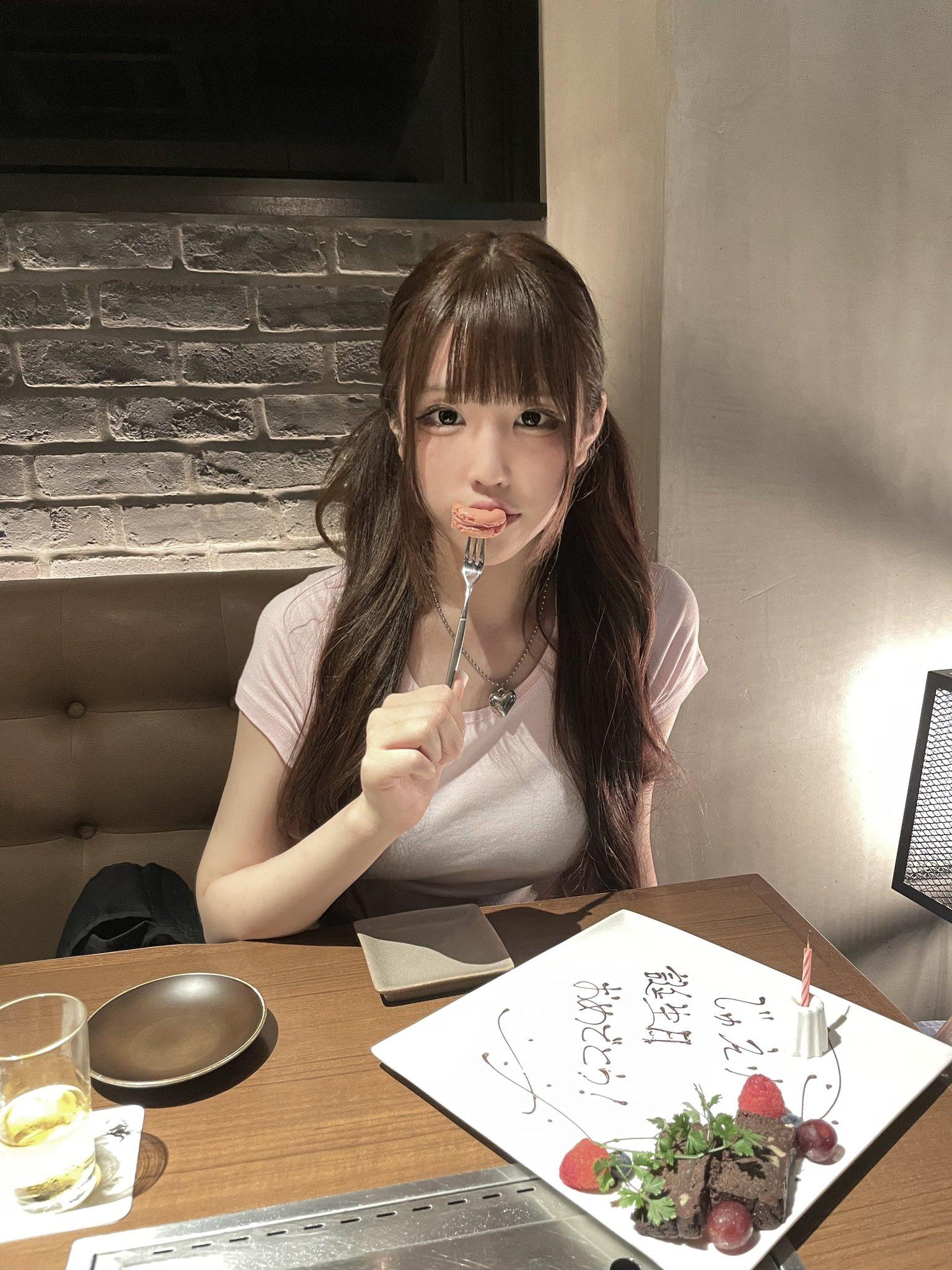 歷經一番刻苦減重,她也搖身一變成為頂著一張瓜子臉的苗條淑女。