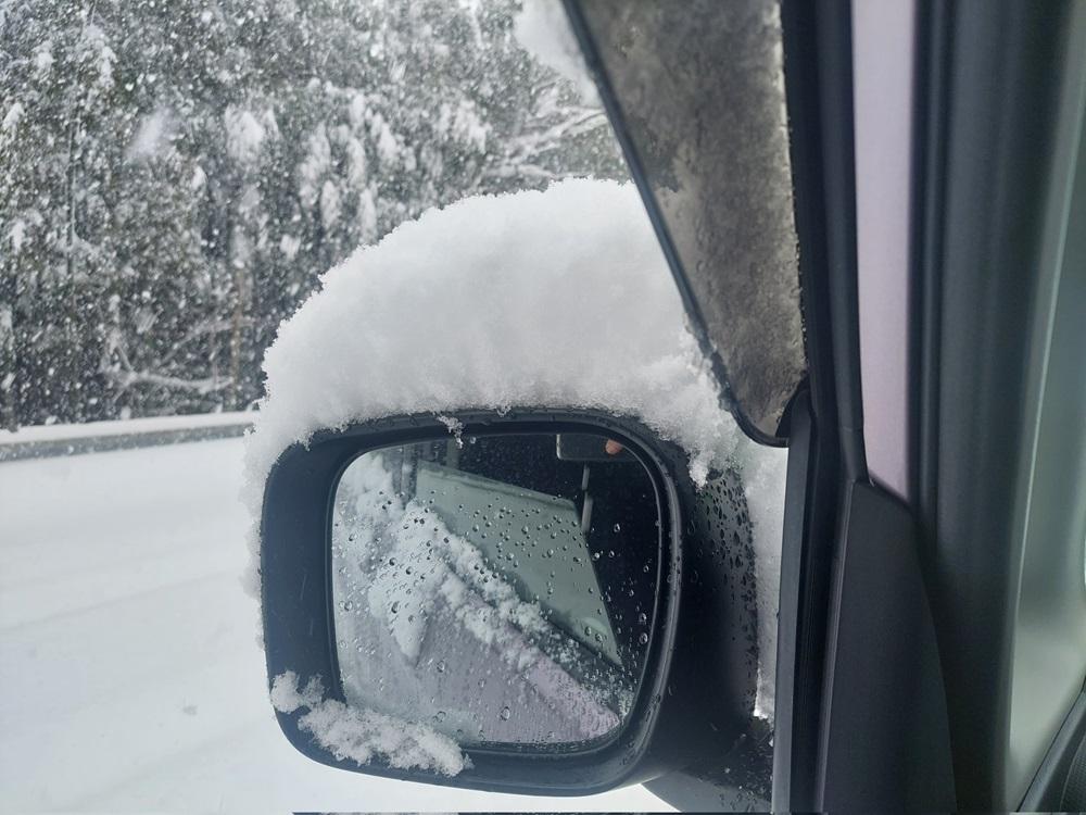 被困的車輛都出現積雪。(X)