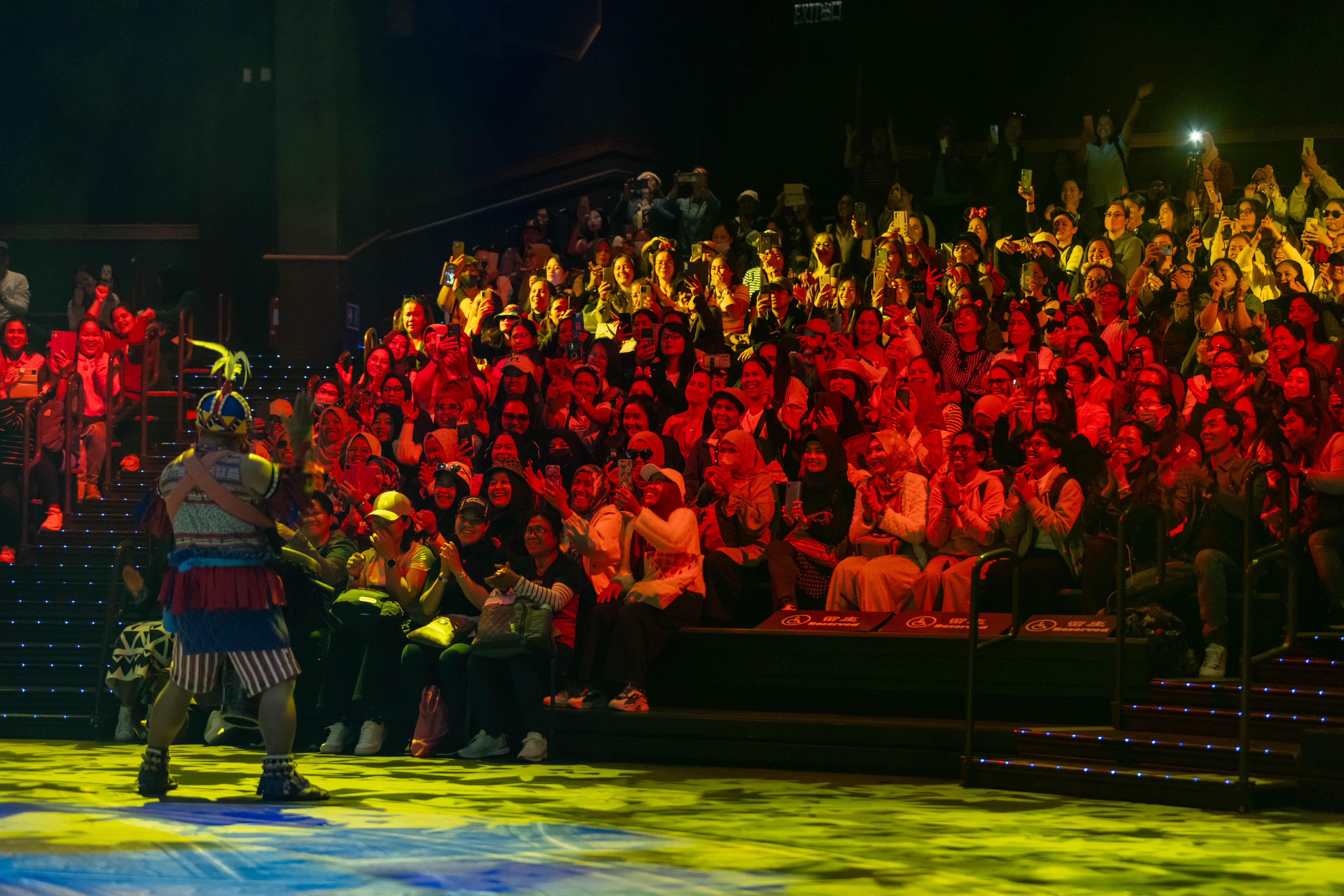 香港迪士尼樂園度假區(香港迪士尼)與李嘉誠基金會合作,於1月7日及14日連續兩個星期日,合共招待超過4,000名外籍家庭傭工。