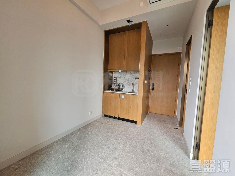 單位附有全新裝修,以及部分發展商附送的基本傢電。(代理提供)