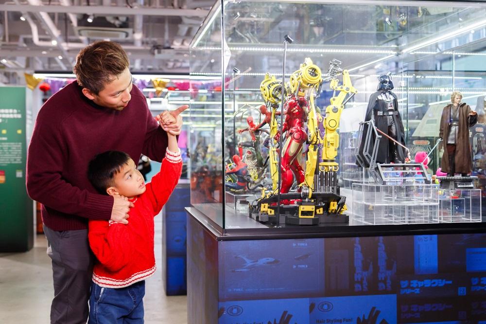 世界頂級珍藏人偶品牌Hot Toys將《星球大戰》、《鐵甲奇俠》、《復仇者聯盟》、《蝙蝠俠》等的影視及漫畫作品中深入民心的經典角色,唯肖唯妙地以珍藏人偶的形式重塑出來,深得一眾來自世界各地的玩具迷喜愛,成功把「香港玩具」再次帶進國際舞台當中。