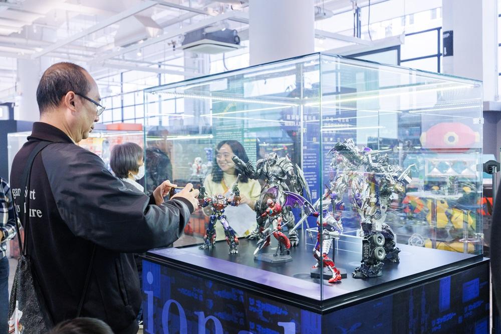 threezero多年來與眾多國際品牌和世界知名設計師攜手合作,並拓展世界著名的IP授權作品專案。這次展覽展示出眾多玩具迷喜愛的變形金剛,真三一萬能俠及機動奧特曼等模型。