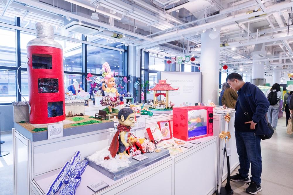 多個有份參與「港文化.港連結」計劃的學生作品亦會於展覽上登場,讓大家一睹本地無窮創意,包括由零開始構思的機械人、創新桌遊、布藝扭蛋機等,藉此鼓勵年輕人共同策劃,繼續傳承珍貴的本地文化,達致社區共融,讓玩具產業可持續發展。