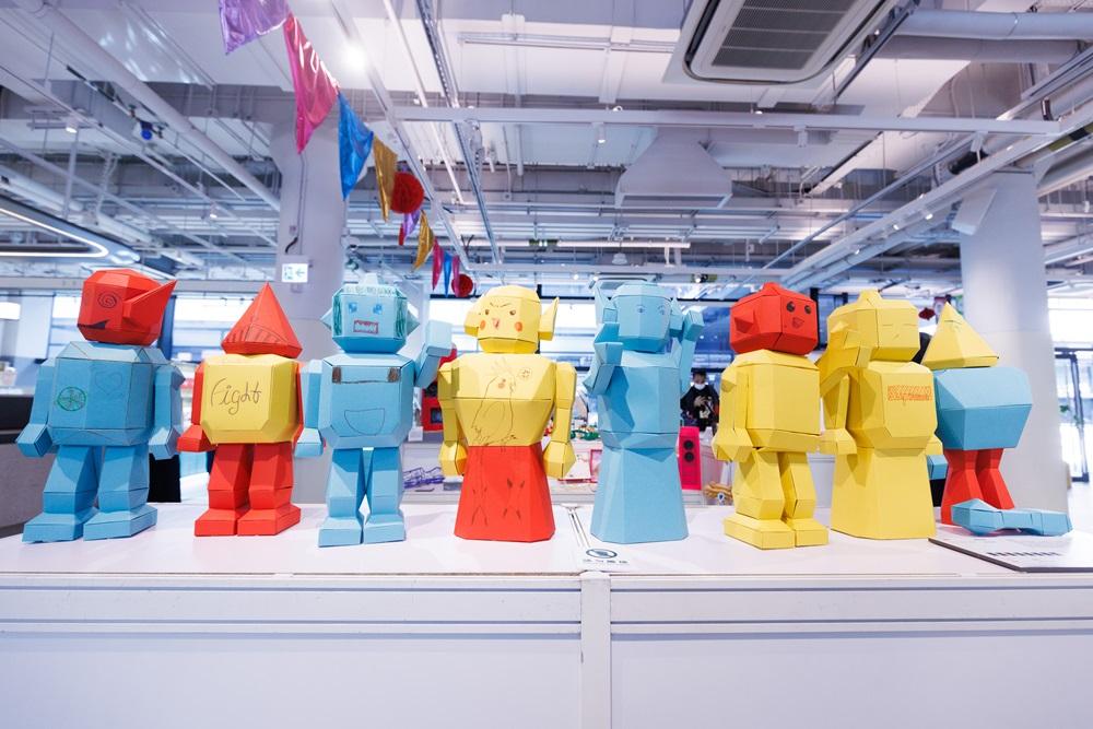 多個有份參與「港文化.港連結」計劃的學生作品亦會於展覽上登場,讓大家一睹本地無窮創意,包括由零開始構思的機械人、創新桌遊、布藝扭蛋機等,藉此鼓勵年輕人共同策劃,繼續傳承珍貴的本地文化,達致社區共融,讓玩具產業可持續發展。