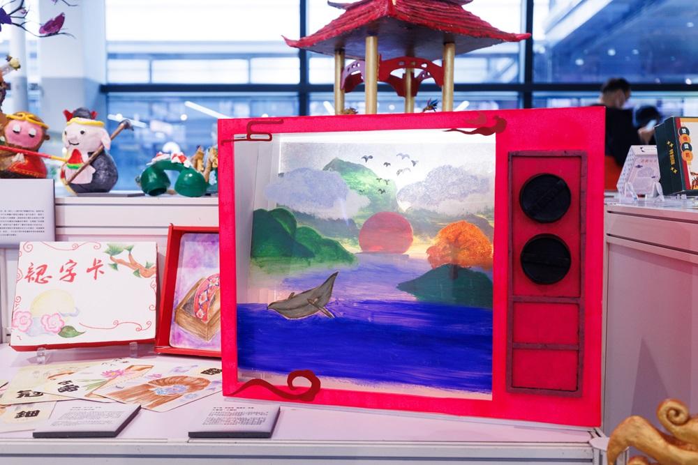 多個有份參與「港文化.港連結」計劃的學生作品亦會於展覽上登場,讓大家一睹本地無窮創意,包括由零開始構思的機械人、創新桌遊、布藝扭蛋機等,藉此鼓勵年輕人共同策劃,繼續傳承珍貴的本地文化,達致社區共融,讓玩具產業可持續發展。