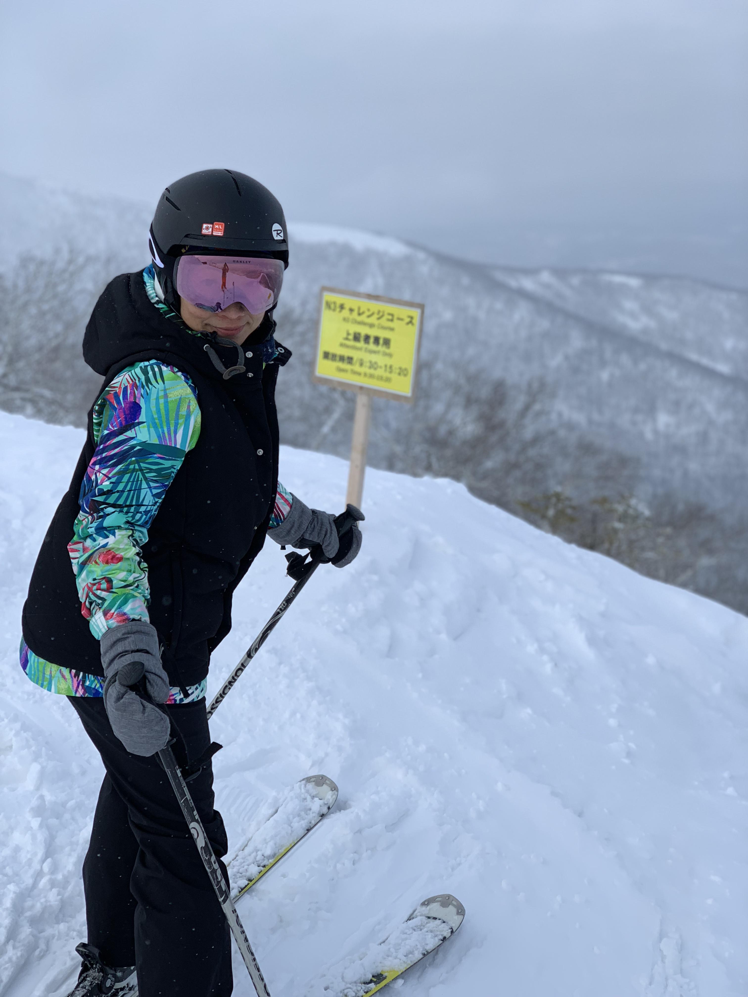 她坦言滑雪沒有捷徑竅門,靠的是屢敗屢試,一旦掌握節奏,信心自然會湧上來,愈滑愈順利。