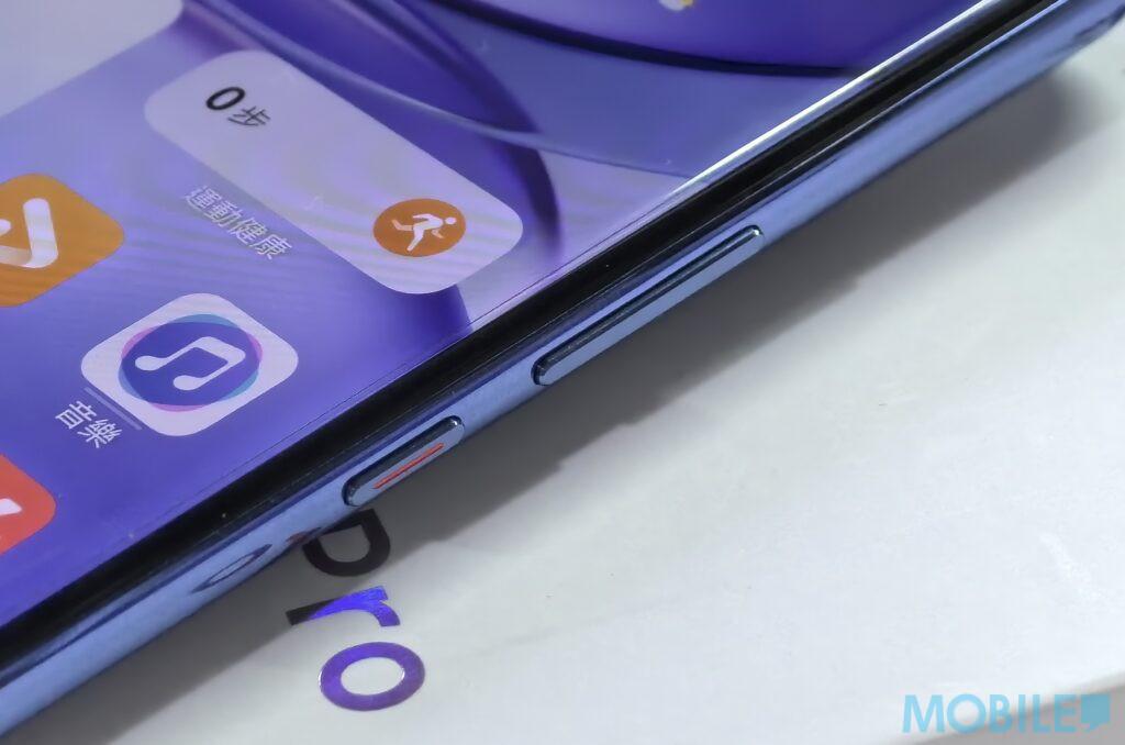 華為手機 nova 12 Pro機身右側設有音量鍵及電源鍵