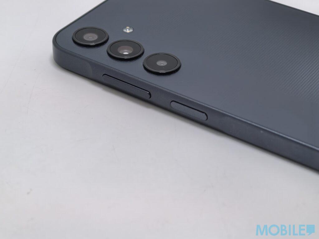 Samsung Galaxy A25 5G 附設螢幕指紋辨識器的電源及音量鍵設於設於機身右側。