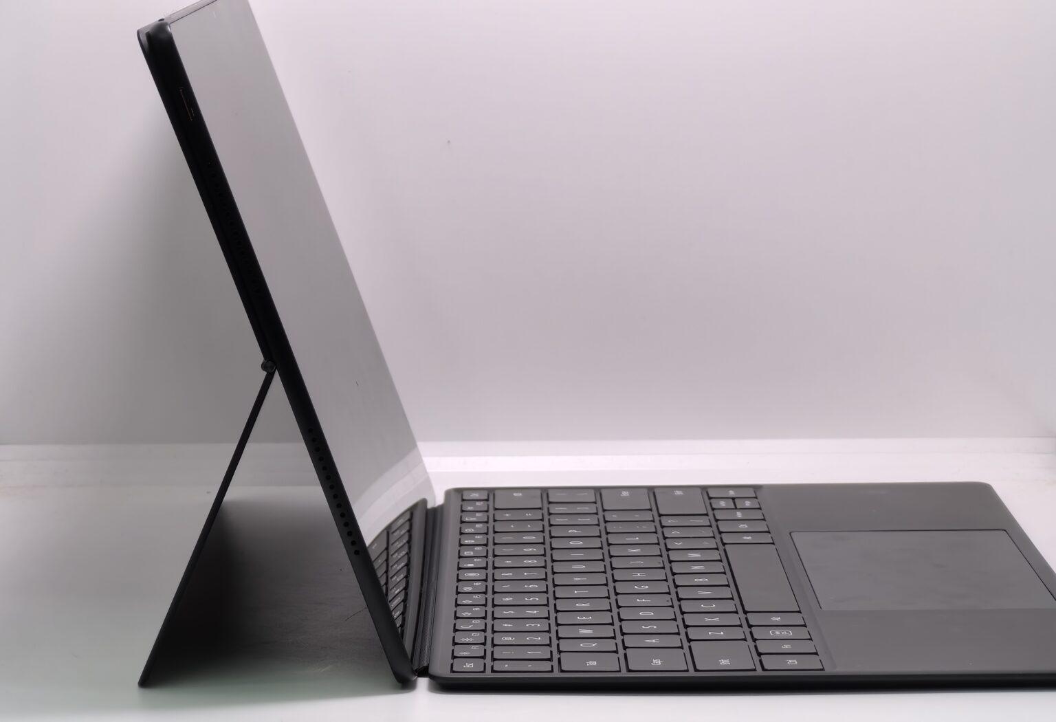 華為MatePad Pro 13.2磁吸鍵盤採用分離式設計,用戶可將平板放在舒適的距離及高度