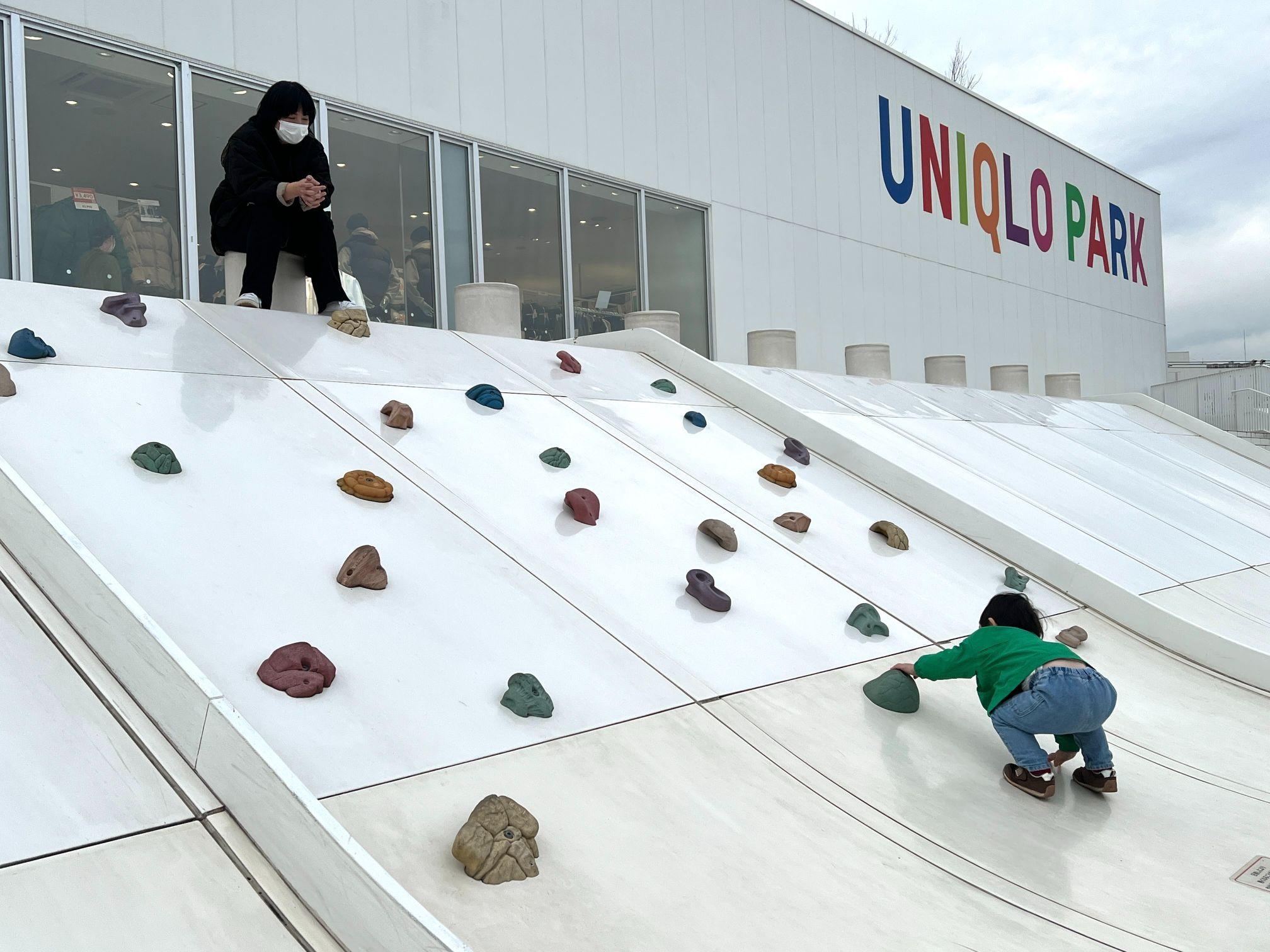 梯田般的山丘型建築,每層斜面都是大型溜滑梯或攀岩牆,小朋友放電一流。