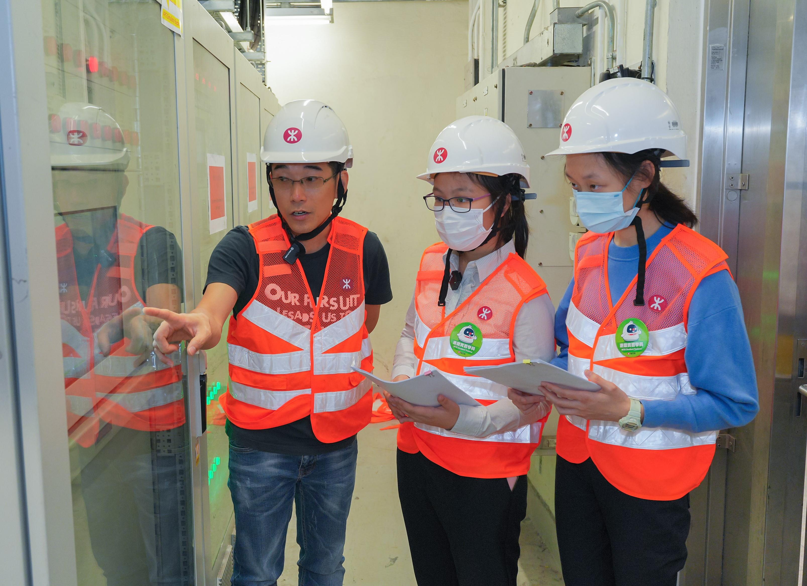 同學在項目及工程拓展部門工作(港鐵提供圖片)