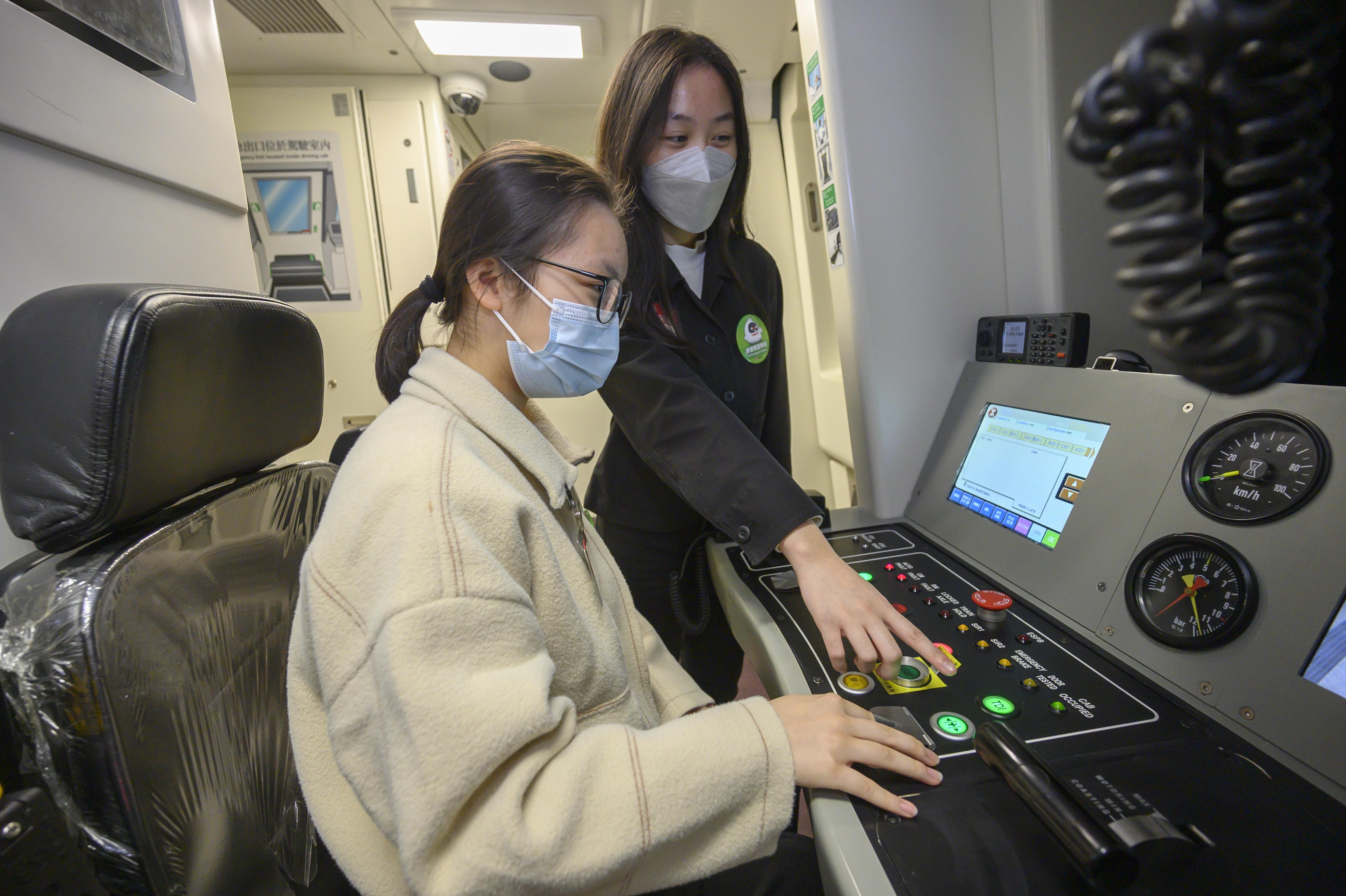 學生學習駕駛模擬列車(港鐵提供圖片)