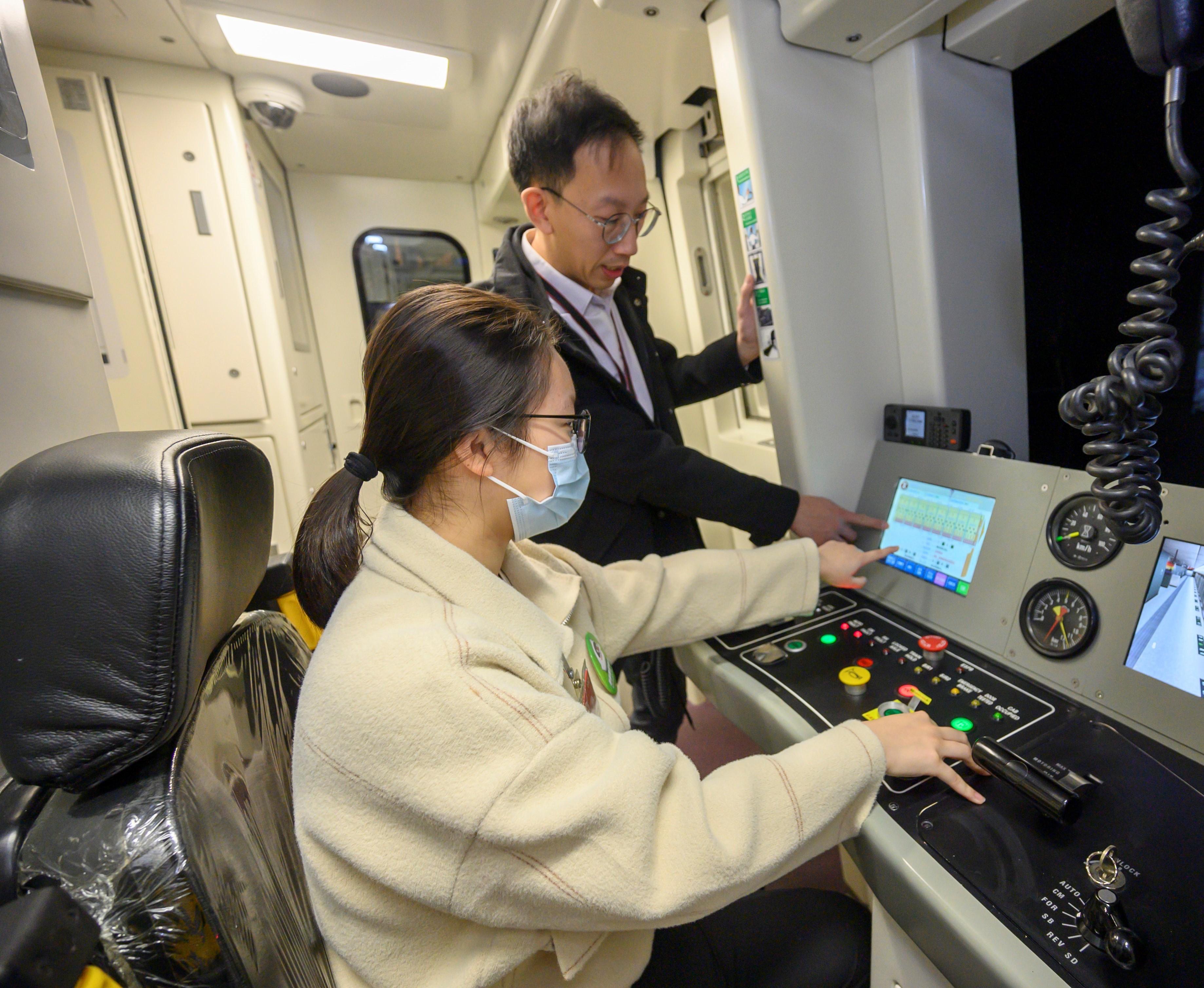 學生學習駕駛模擬列車(港鐵提供圖片)