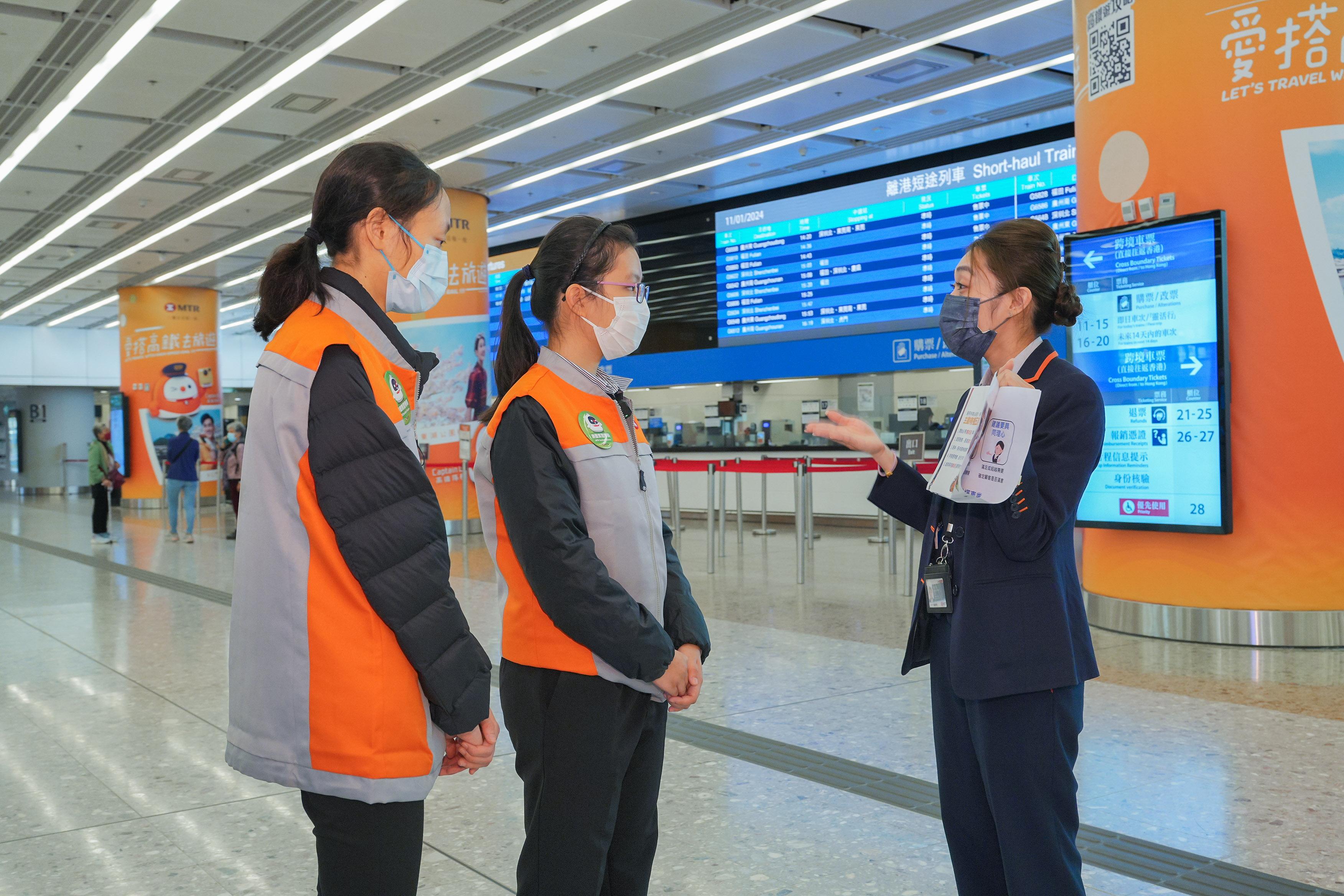 同學在香港西九龍站擔任客服崗位(港鐵提供圖片)