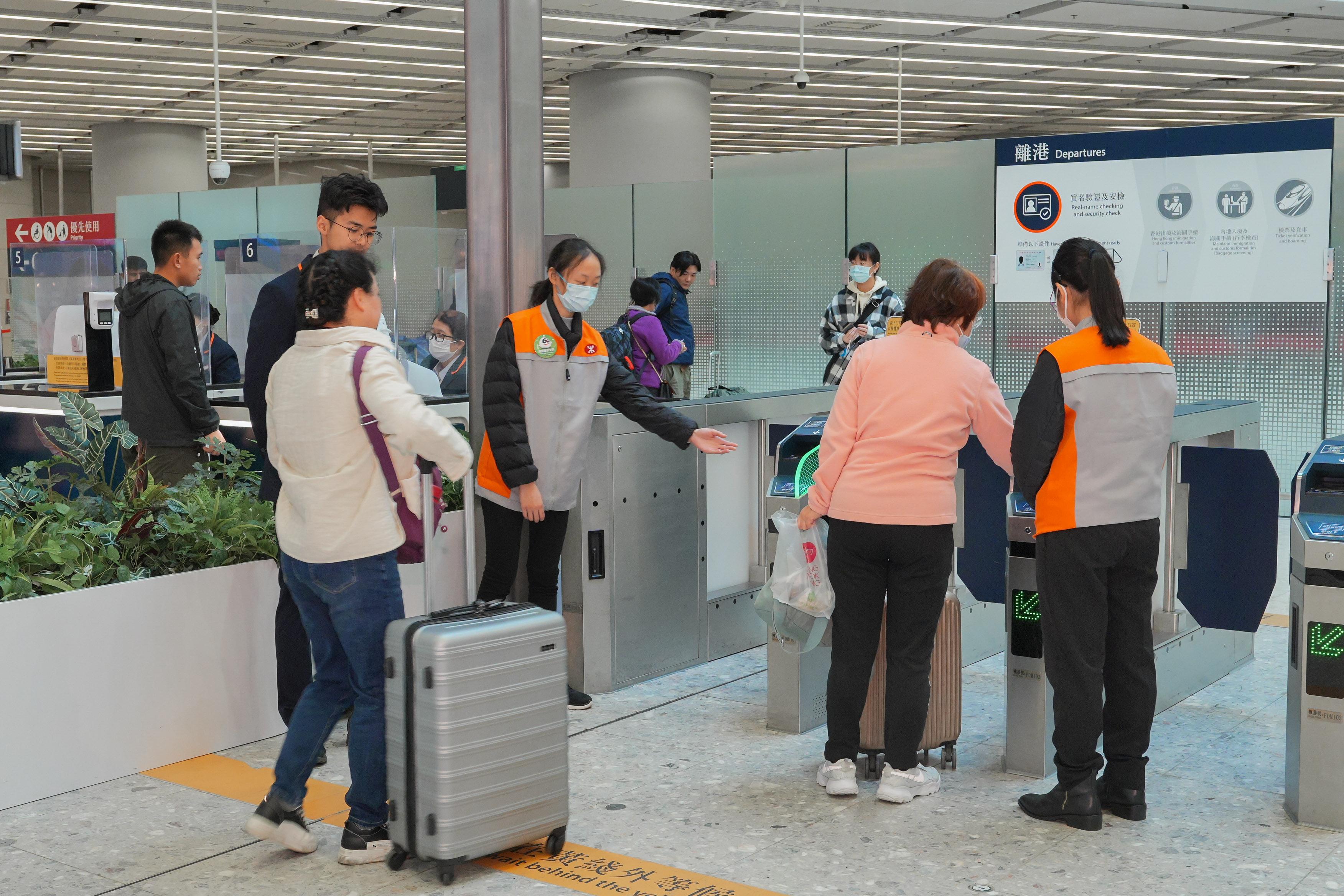 同學在香港西九龍站擔任客服崗位(港鐵提供圖片)