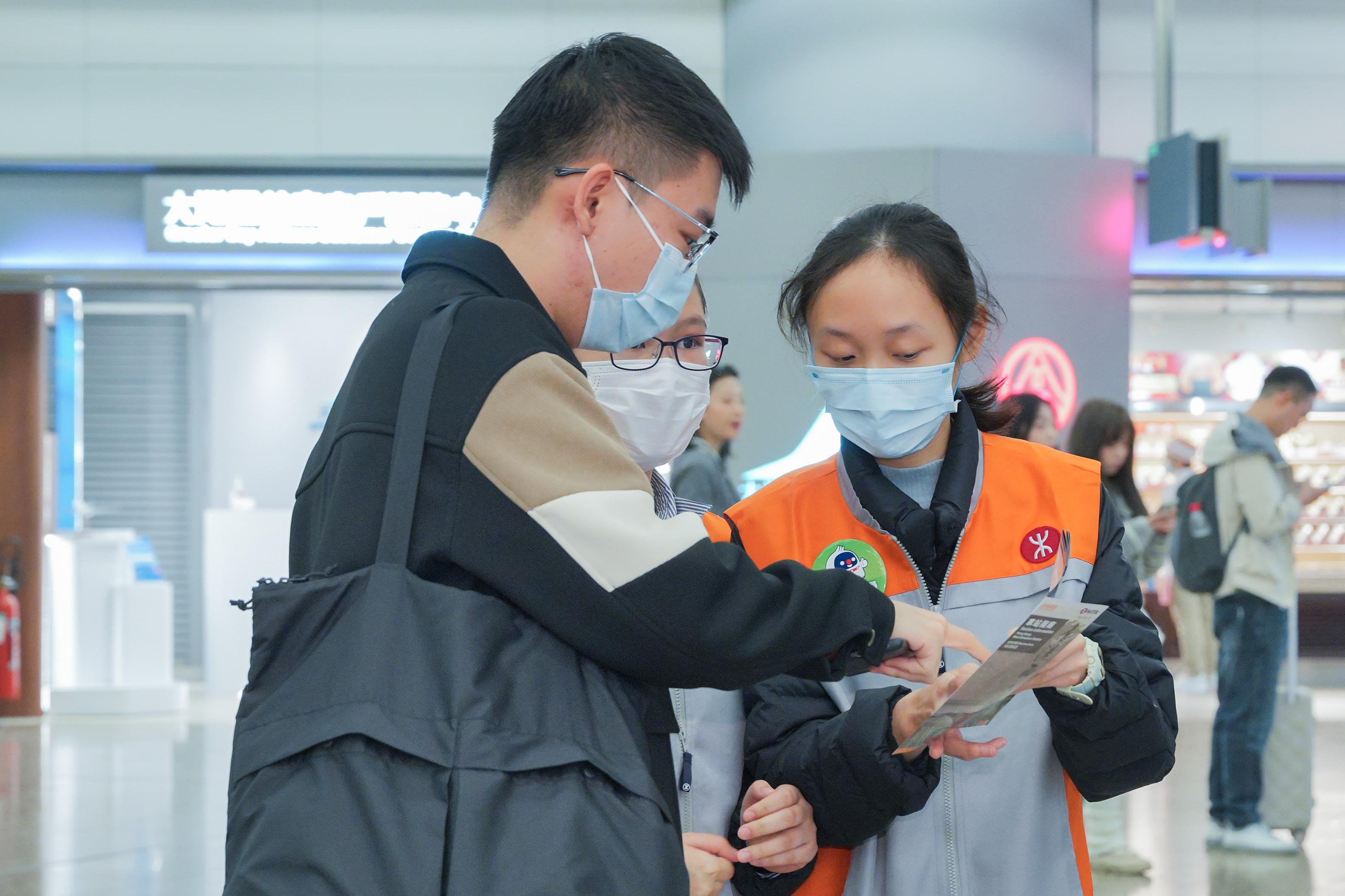 同學在香港西九龍站擔任客服崗位(港鐵提供圖片)