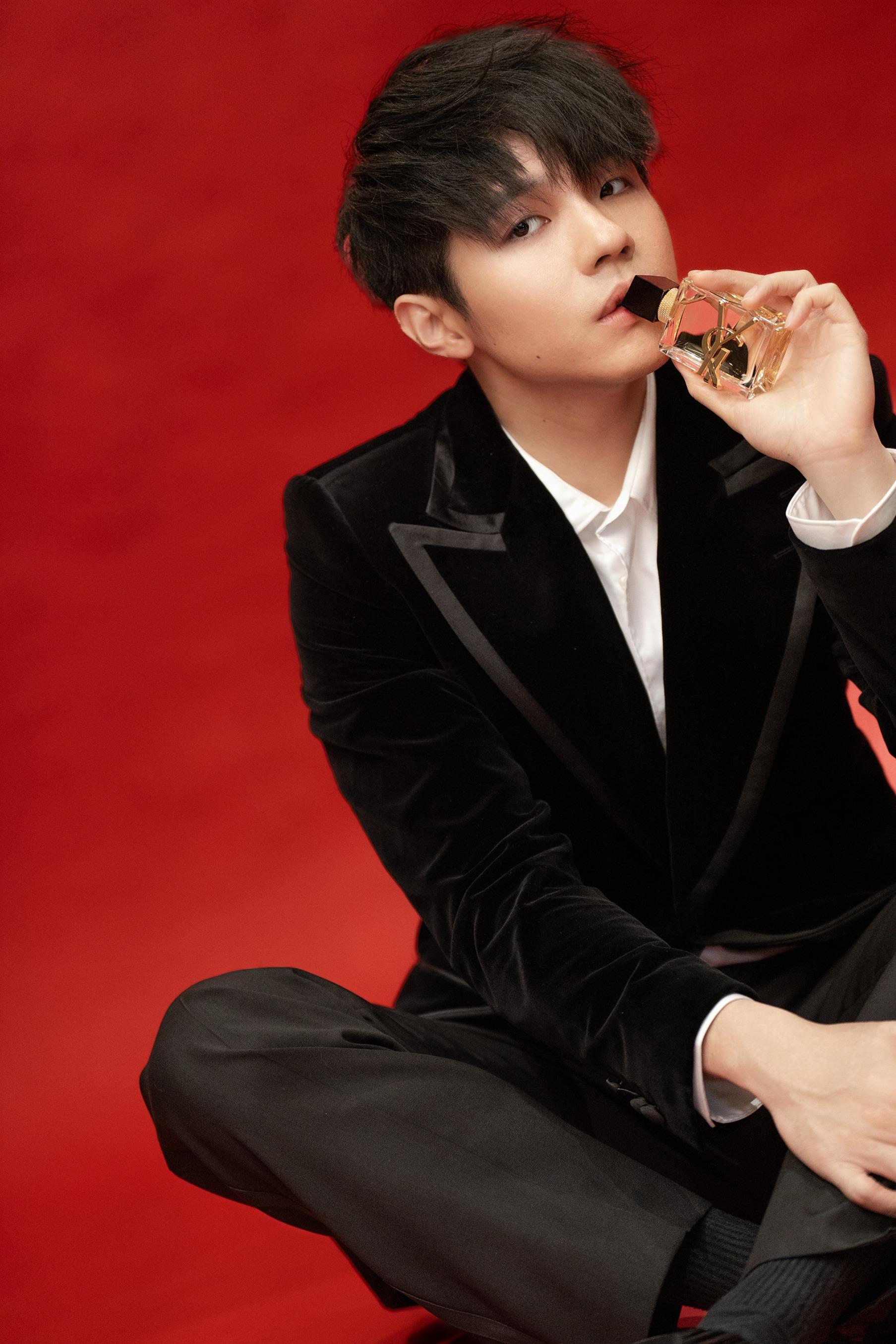 Ian(陳卓賢)率先揭開情人節序幕,為LIBRE 香水等情人節禮遇,拍攝全新一輯宣傳照。