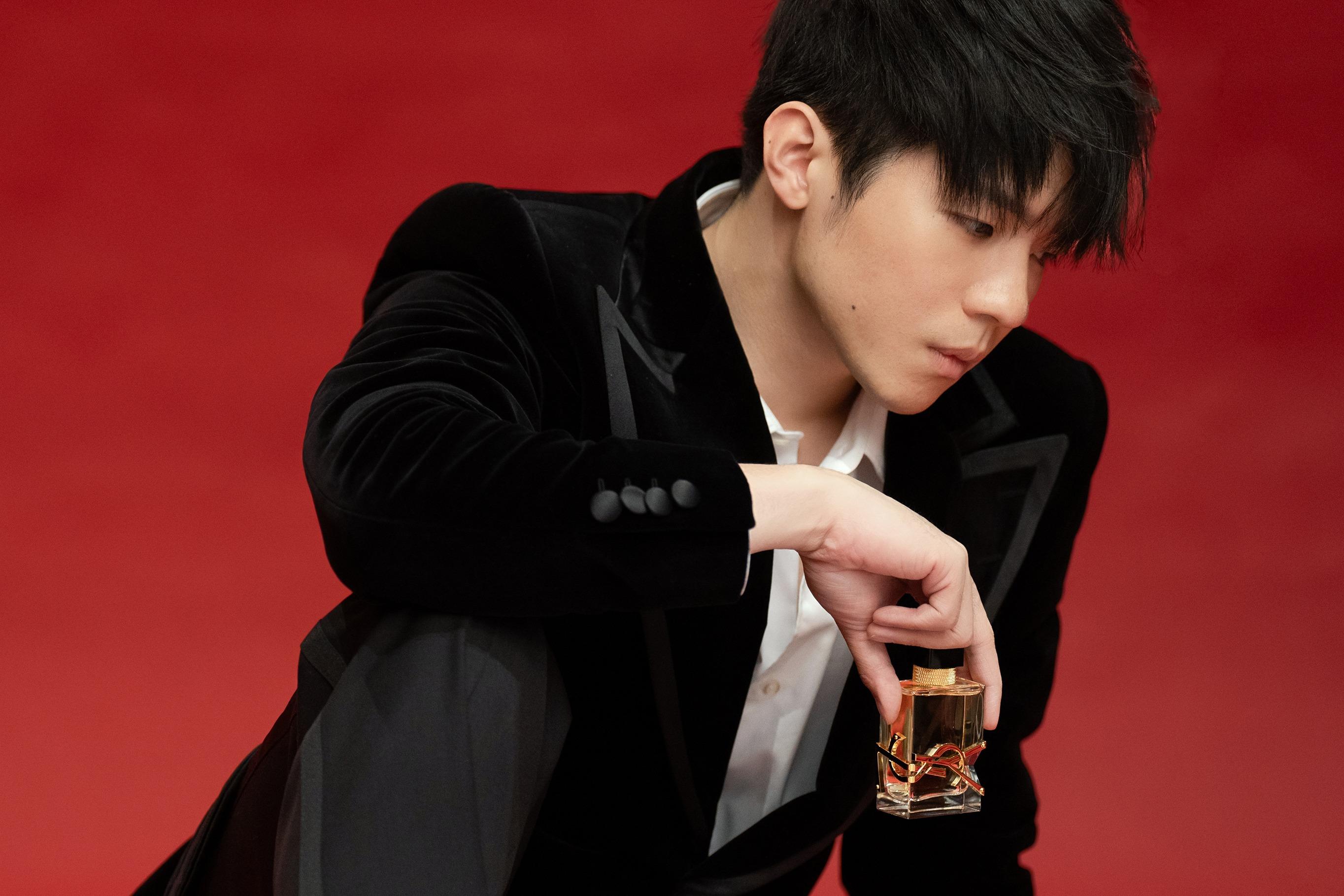 Ian(陳卓賢)率先揭開情人節序幕,為LIBRE 香水等情人節禮遇,拍攝全新一輯宣傳照。