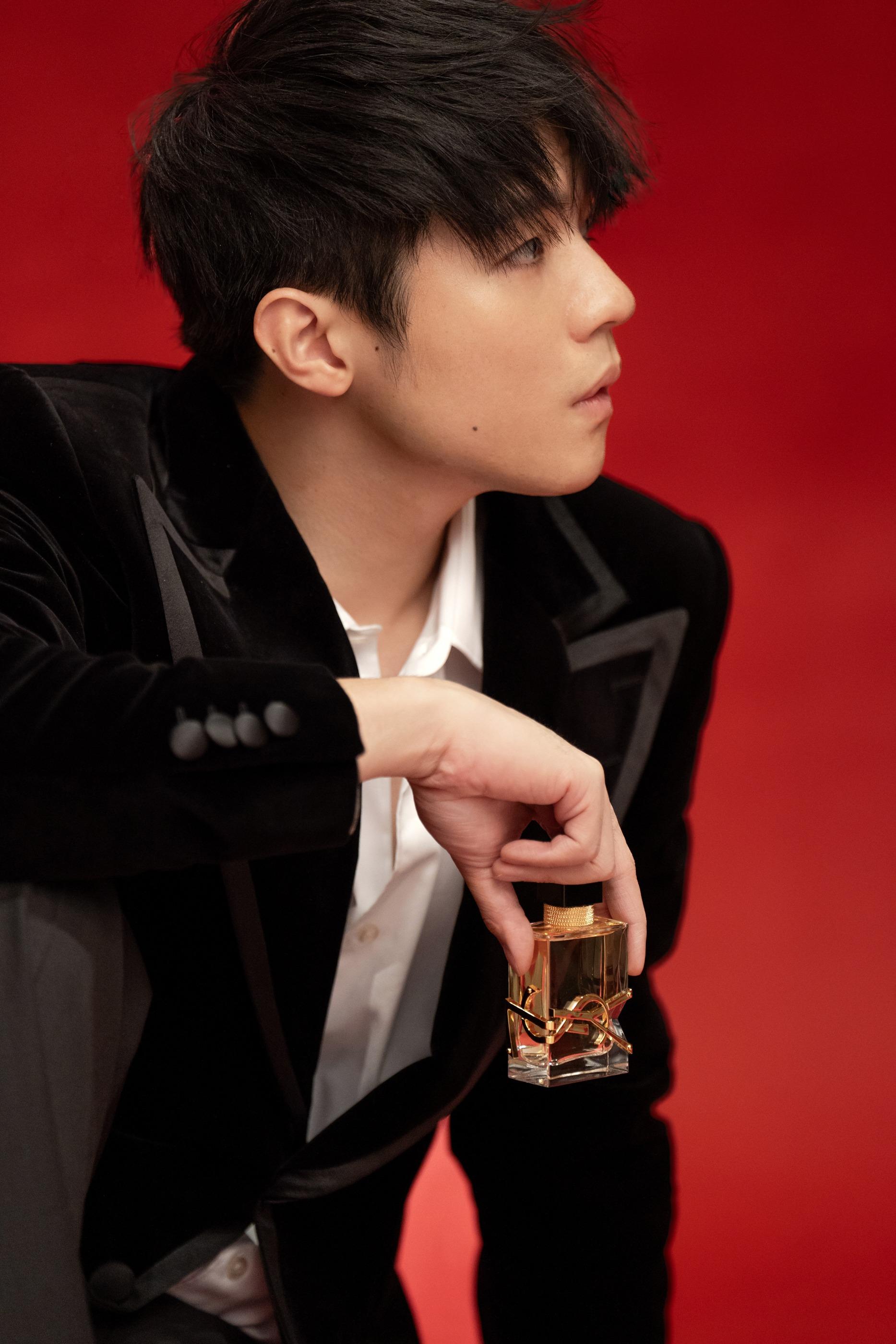 Ian(陳卓賢)率先揭開情人節序幕,為LIBRE 香水等情人節禮遇,拍攝全新一輯宣傳照。