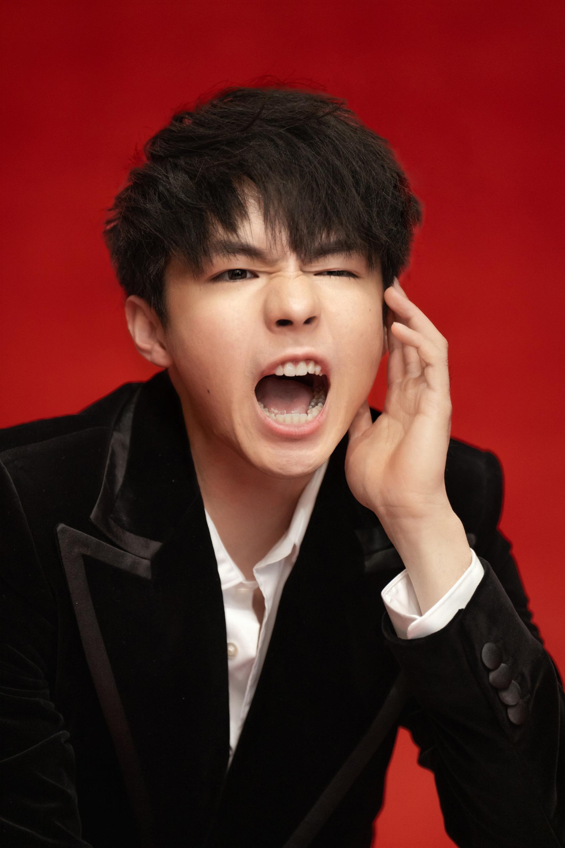 Ian(陳卓賢)在赤紅如火的佈景及具絲絨妝效的絶色輕霧唇膏N° 320映襯下,氣息依然紅潤,狀態極佳。