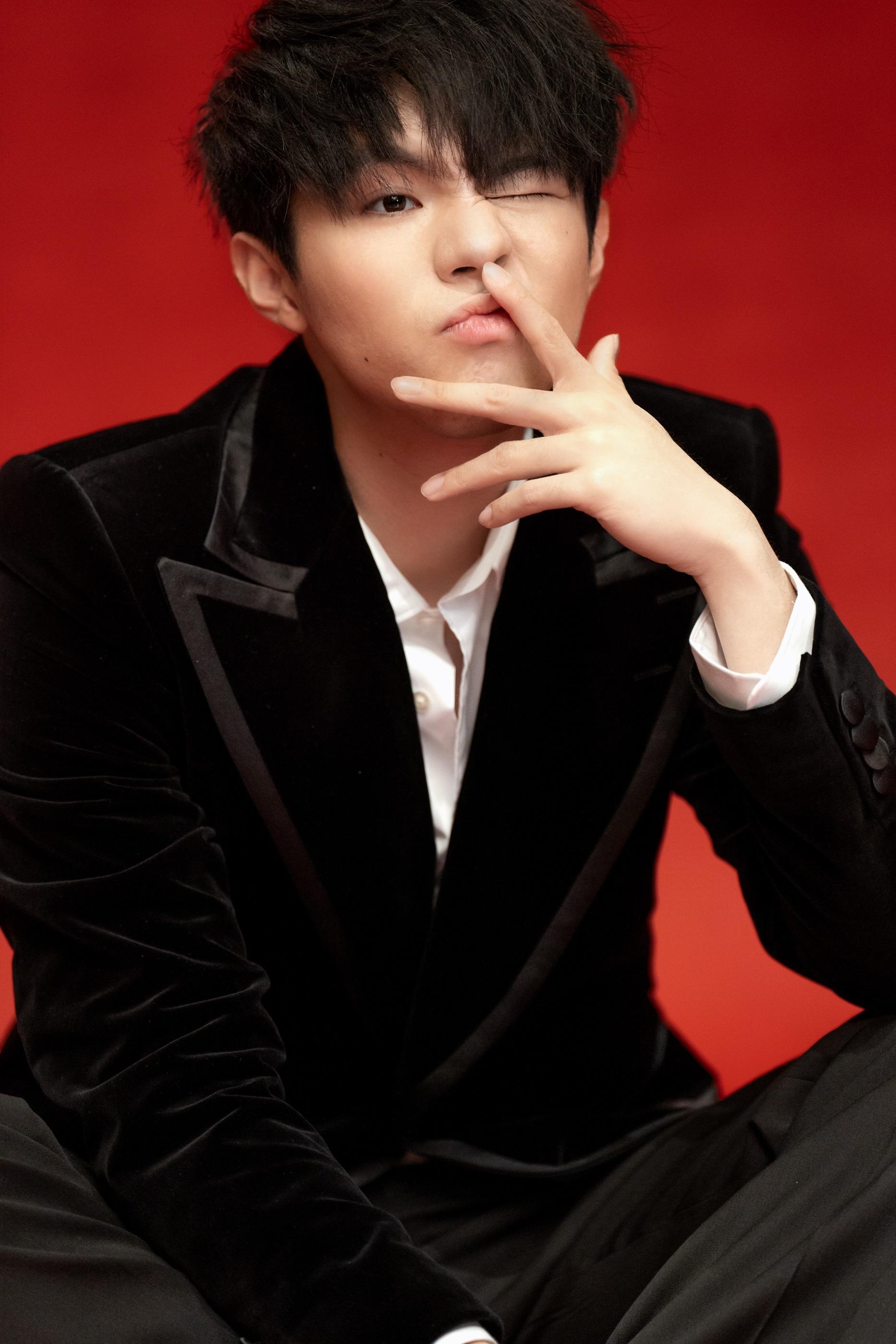 Ian(陳卓賢)在赤紅如火的佈景及具絲絨妝效的絶色輕霧唇膏N° 320映襯下,氣息依然紅潤,狀態極佳。